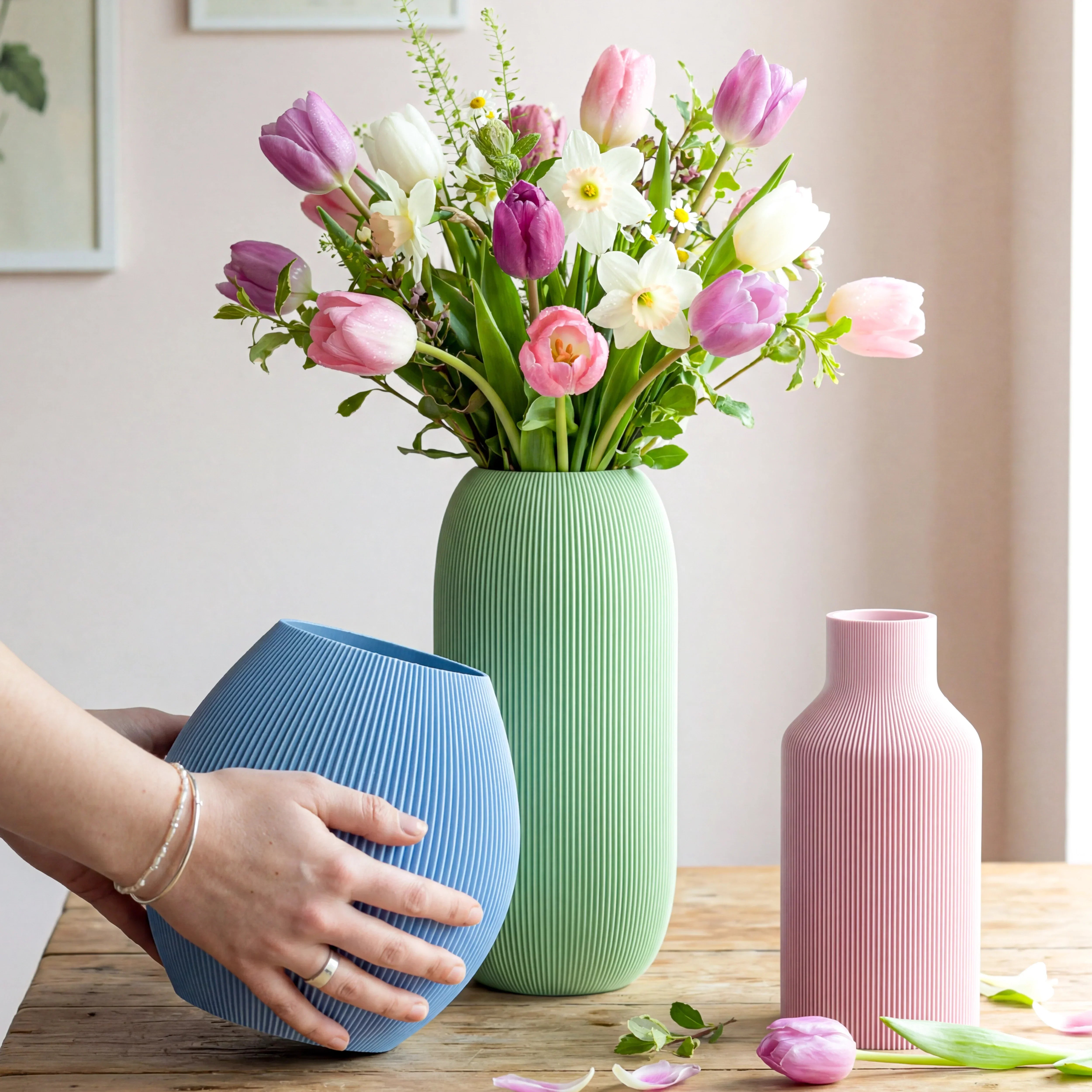 Bunte Vasen: Farbe & Form als Stilelement im modernen Wohnraum