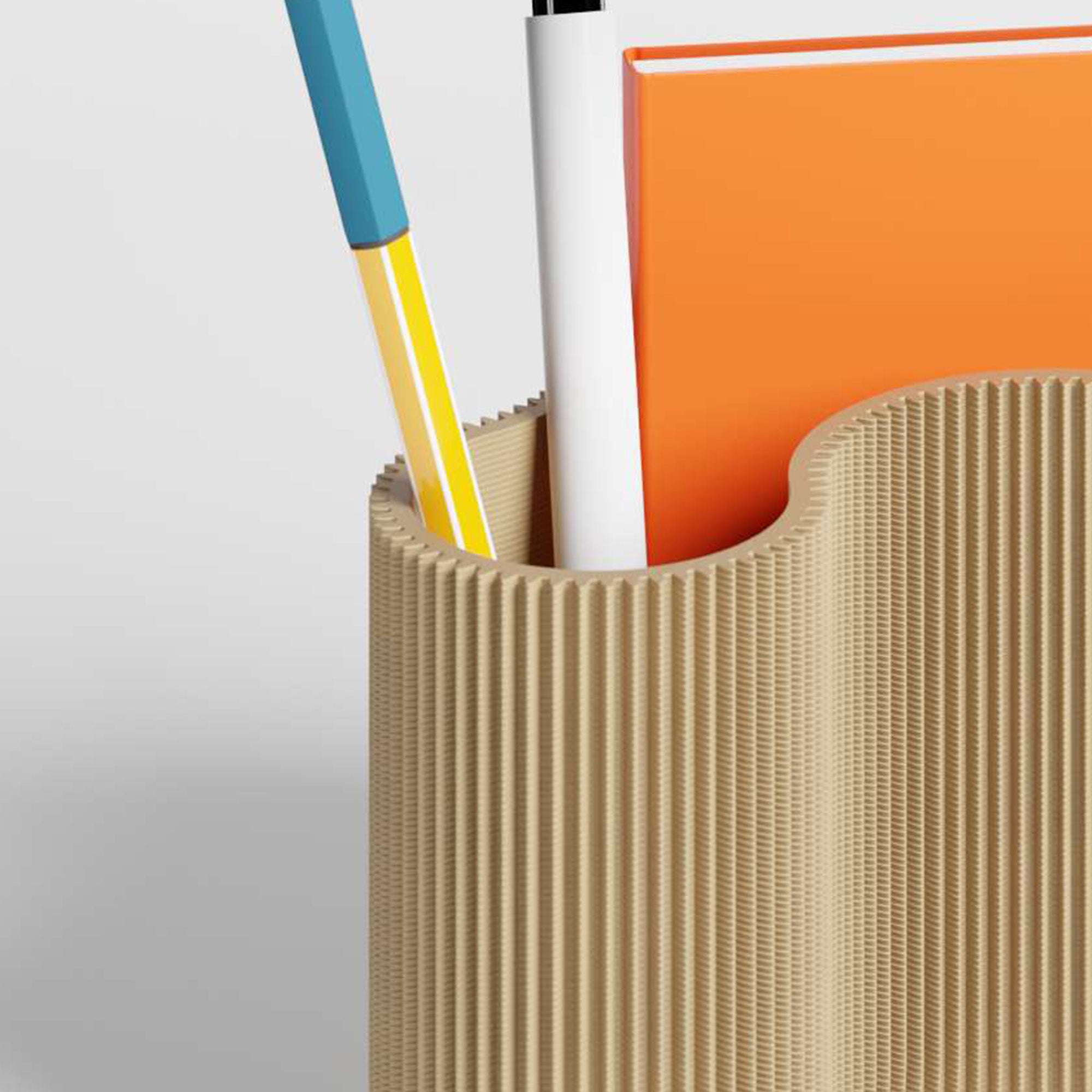 Detail des KORALLE Stiftehalters Modul DREI in beige aus dem 3D Druck mit Stift und Notizbuch #farbe_beige