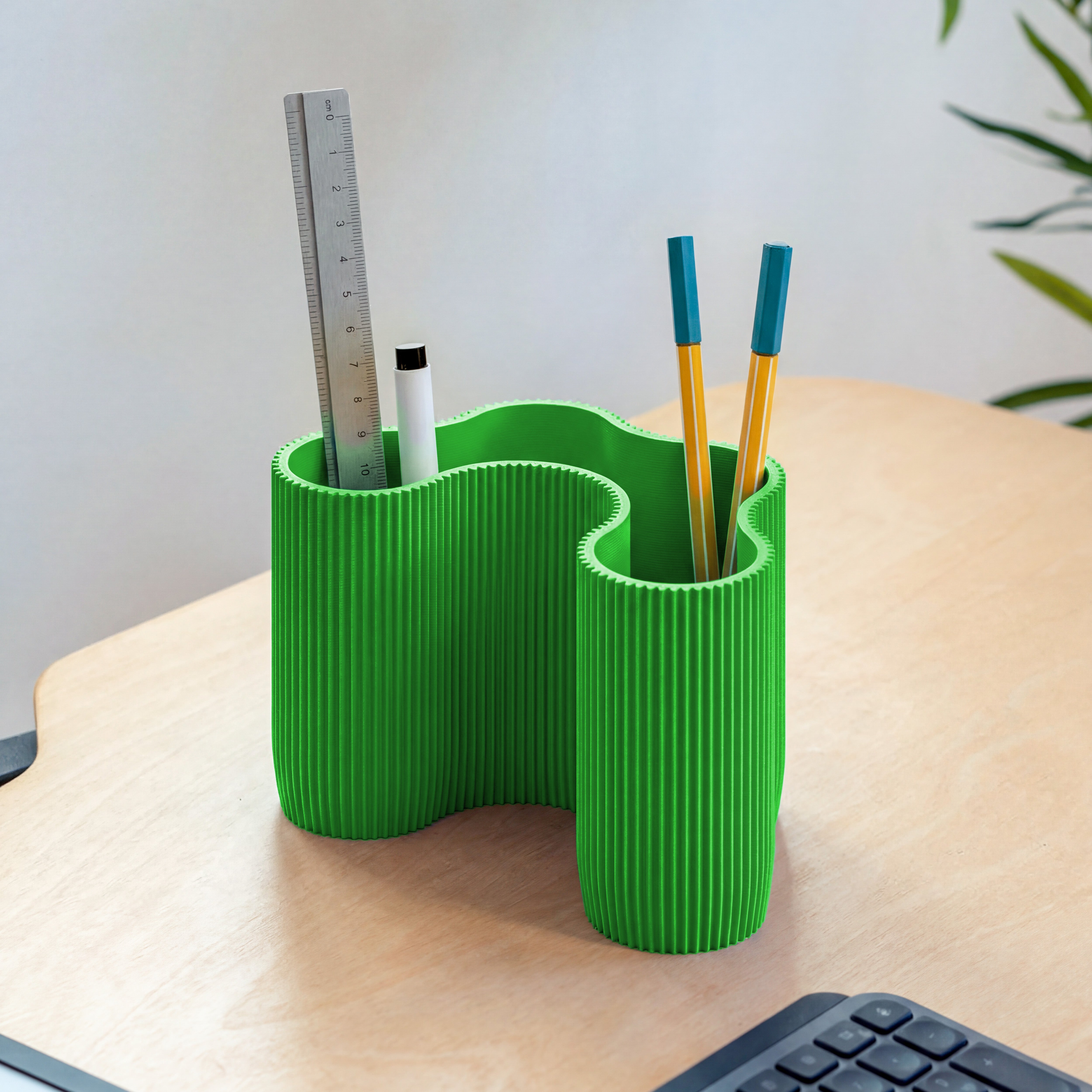 KORALLE Stiftehalter Modul vier in grün aus dem 3D Druck mit Lineal und Stiften am Schreibtisch #farbe_grün