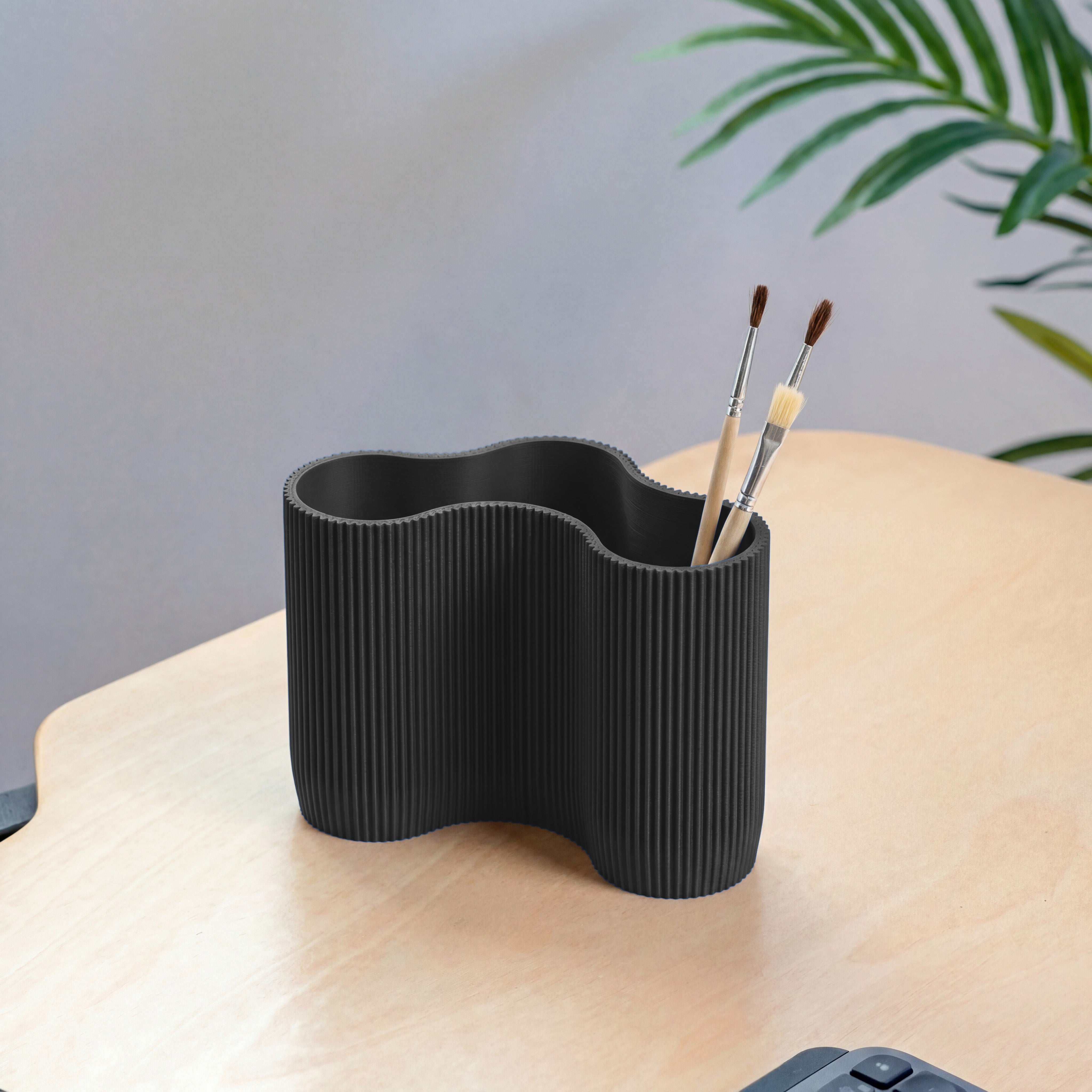 KORALLE Stiftehalter Modul DREI in schwarz aus dem 3D Druck mit Pinseln auf hellem Schreibtisch #farbe_schwarz