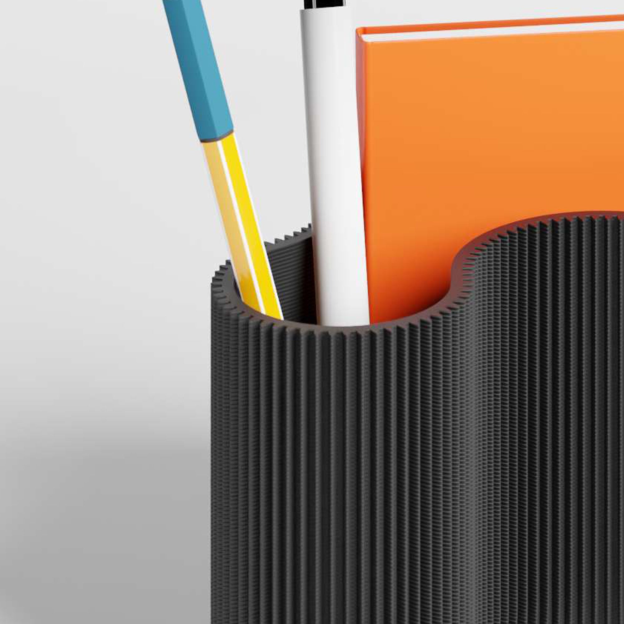 Detail des KORALLE Stiftehalters Modul DREI in schwarz aus dem 3D Druck mit Stift und Notizbuch #farbe_schwarz