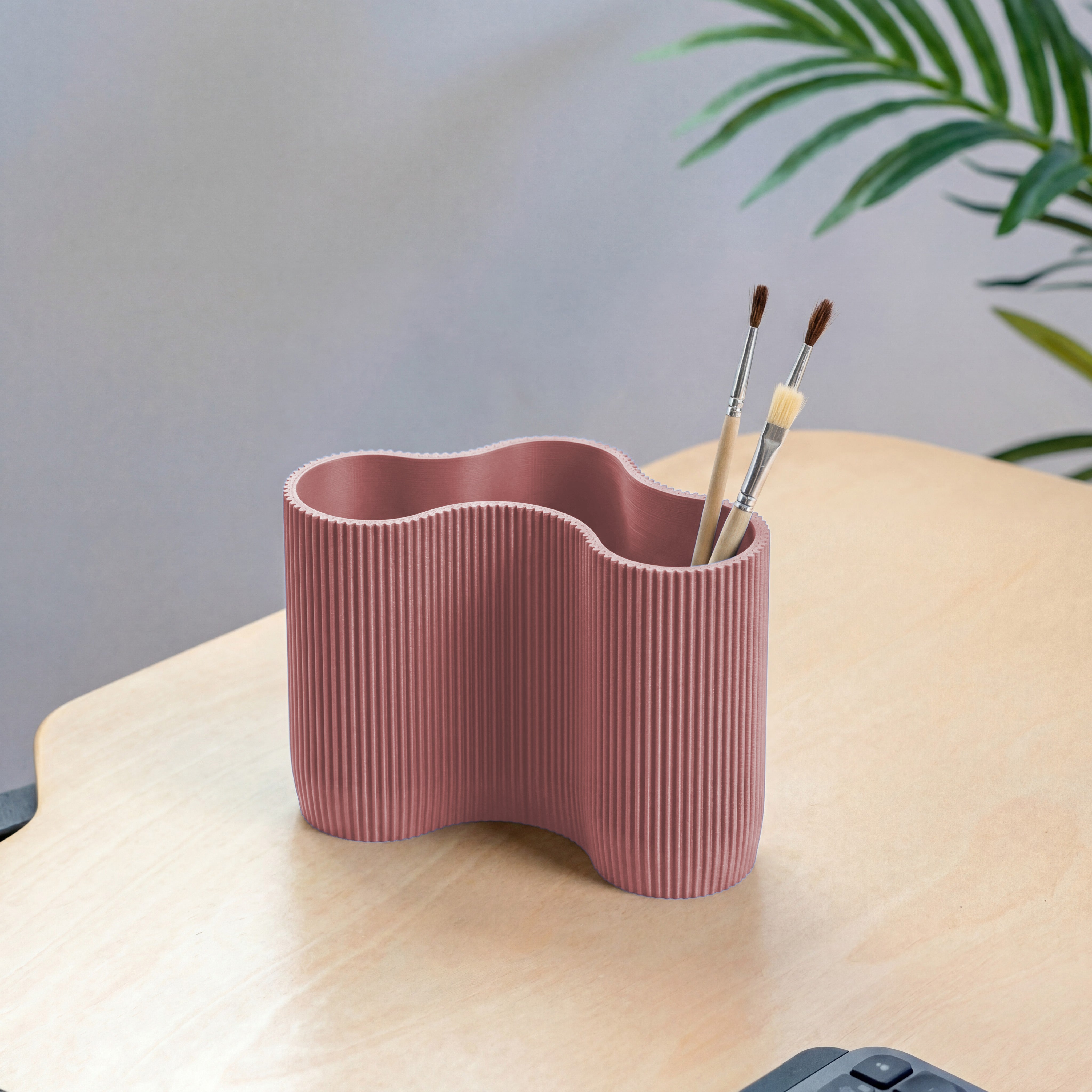 KORALLE Stiftehalter Modul DREI in terracotta aus dem 3D Druck mit Pinseln auf hellem Schreibtisch #farbe_terracotta