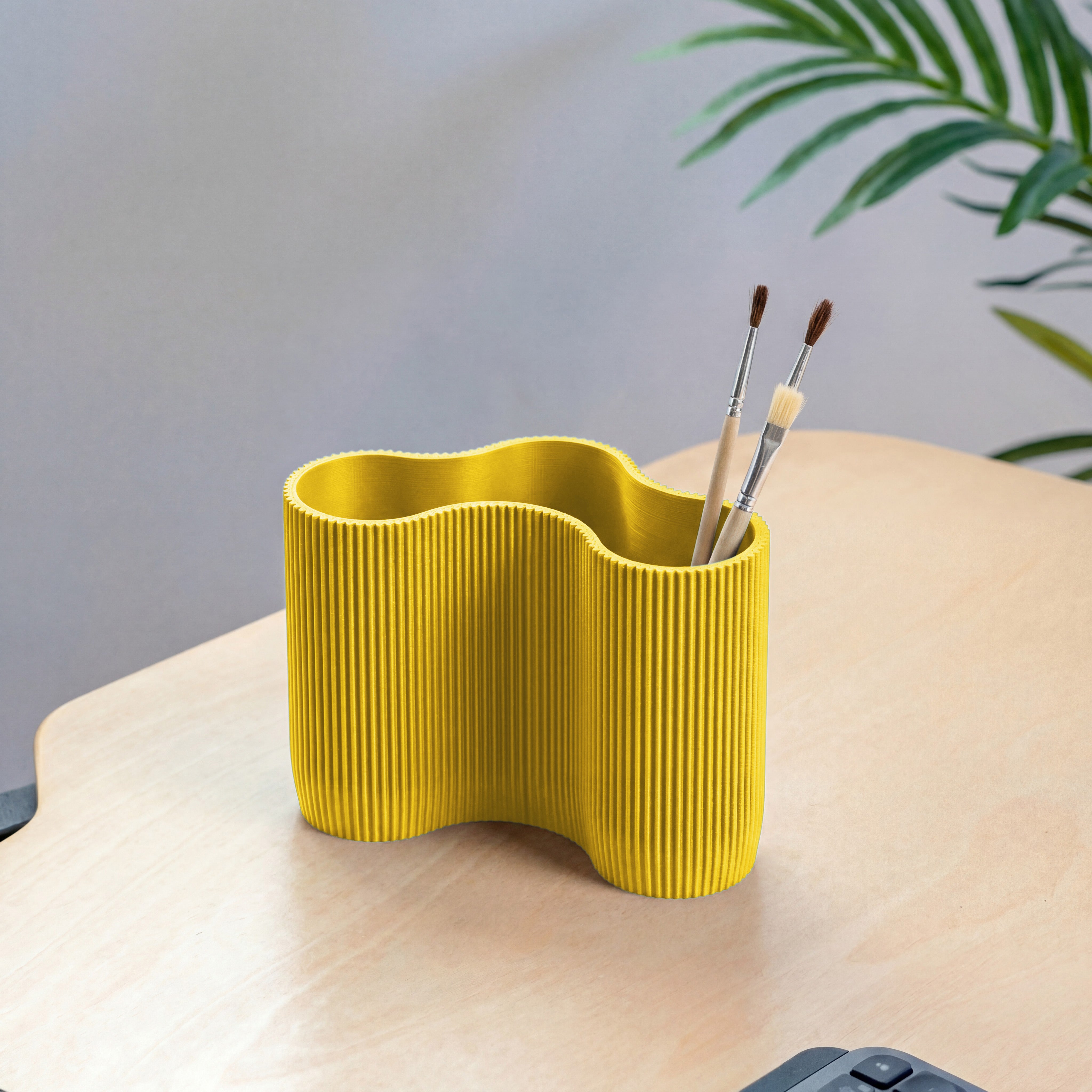 KORALLE Stiftehalter Modul DREI in gelb aus dem 3D Druck mit Pinseln auf hellem Schreibtisch #farbe_gelb
