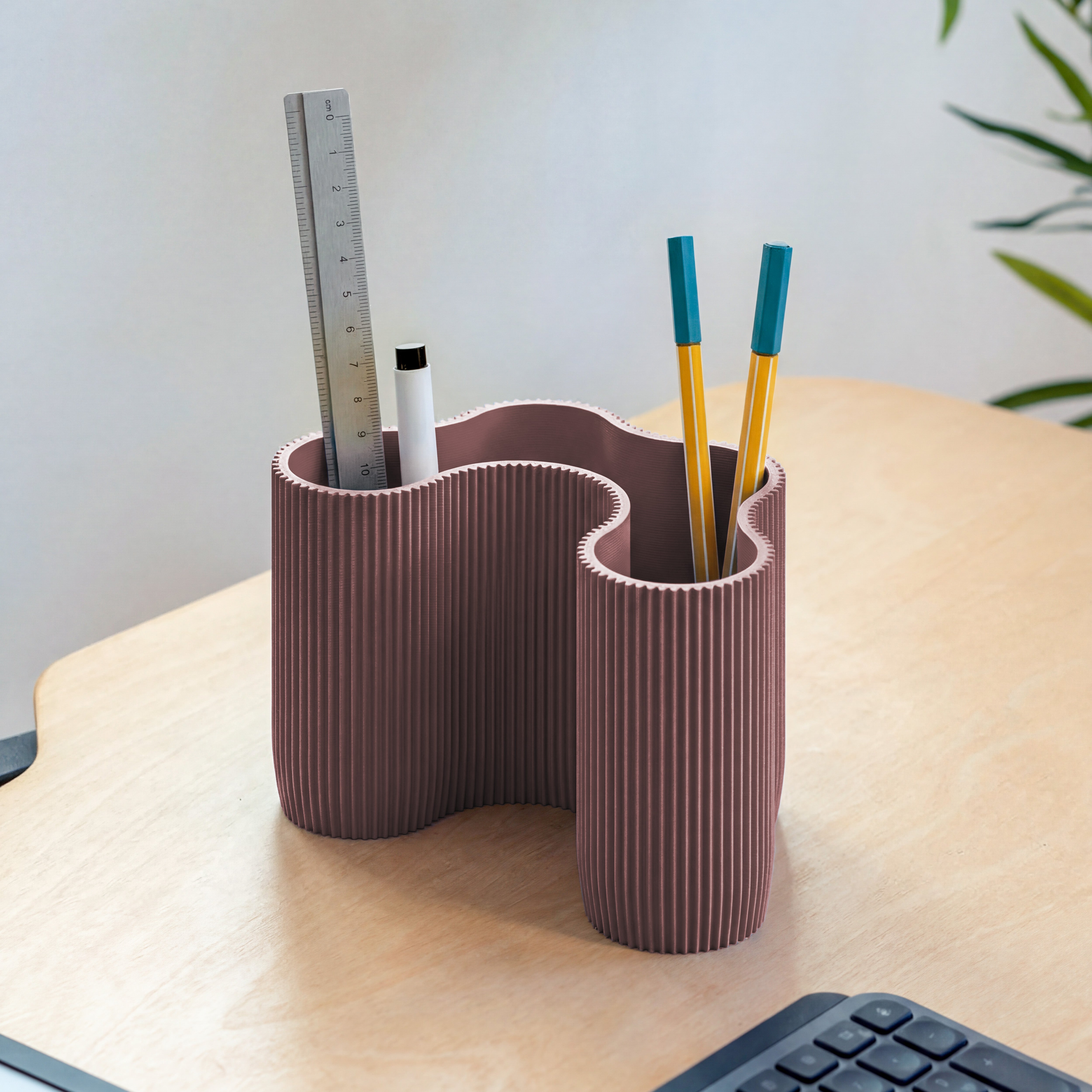 KORALLE Stiftehalter Modul vier in aschlila aus dem 3D Druck mit Lineal und Stiften am Schreibtisch #farbe_aschlila