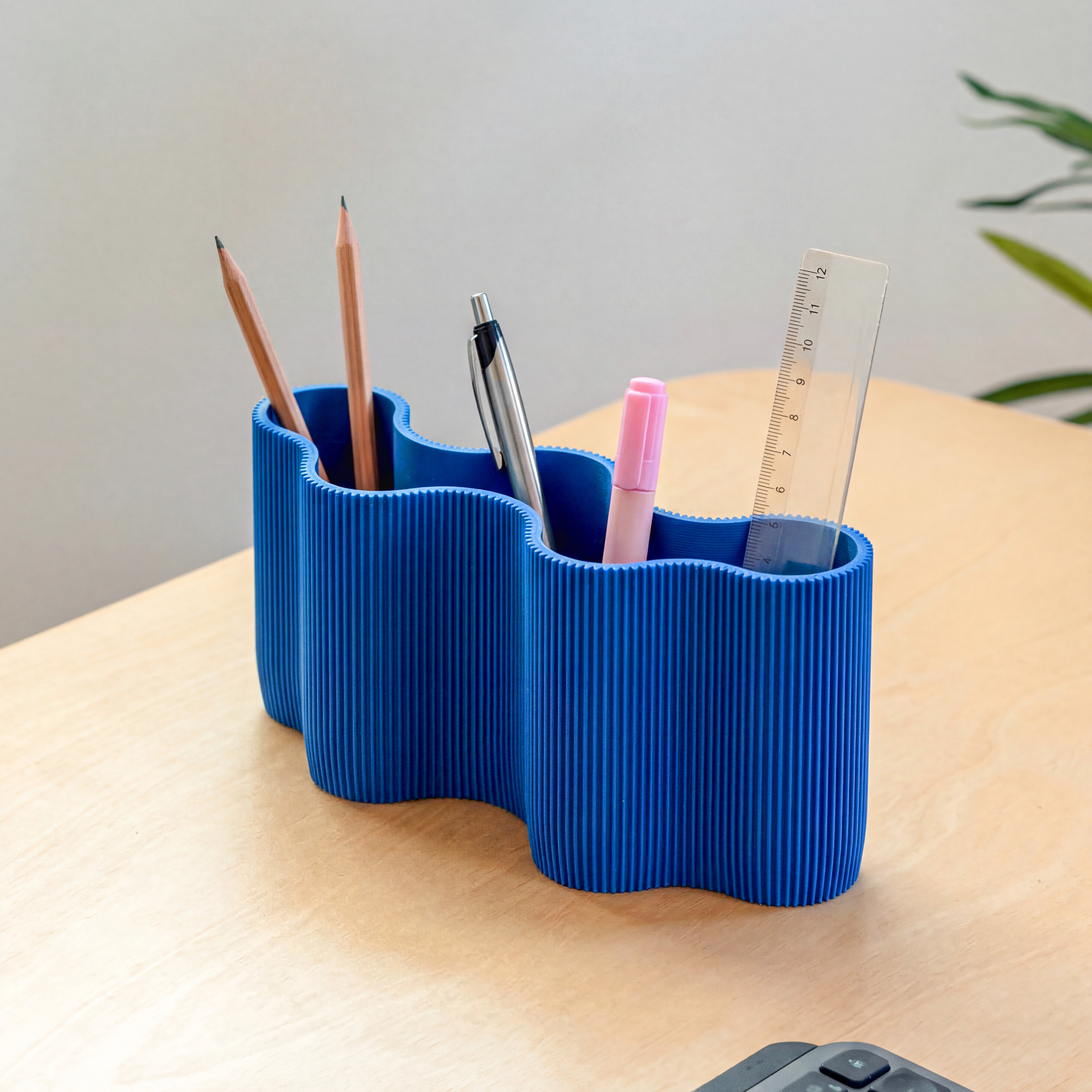 Stiftehalter KORALLE Modul FÜNF in blau aus dem 3D Druck mit Stiften auf dem Schreibtisch #farbe_blau