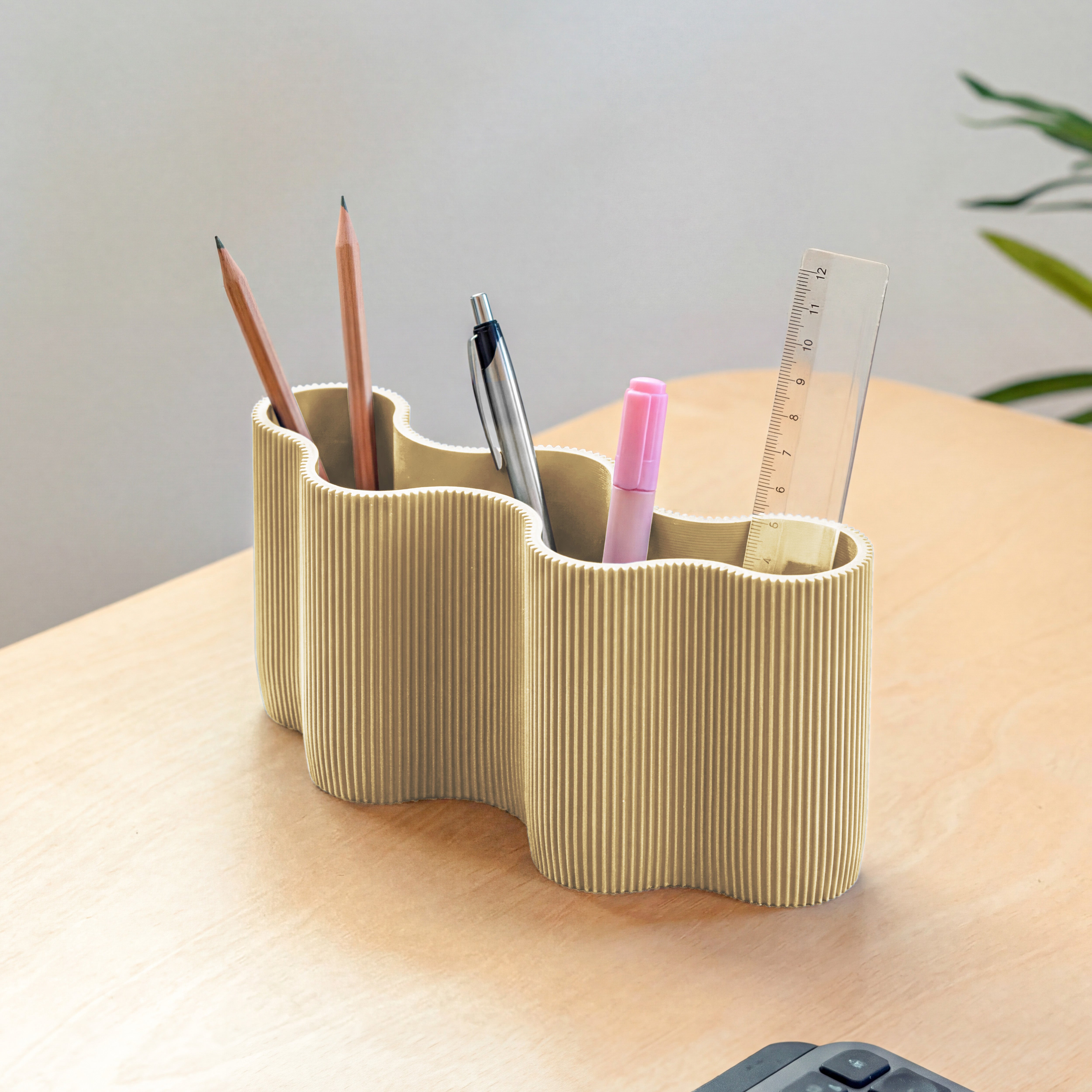 Stiftehalter KORALLE Modul FÜNF in beige aus dem 3D Druck mit Stiften auf dem Schreibtisch #farbe_beige