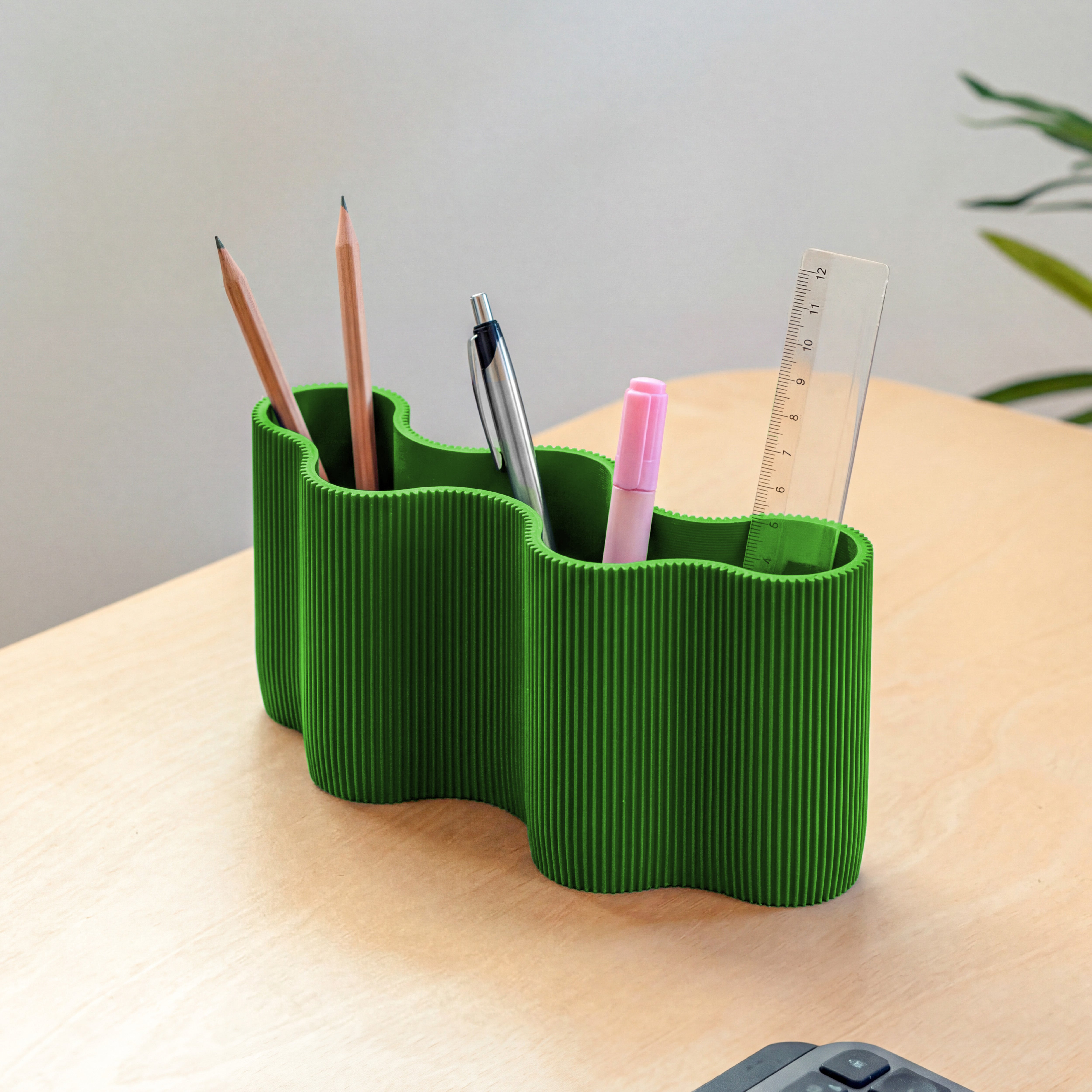 Stiftehalter KORALLE Modul FÜNF in grün aus dem 3D Druck mit Stiften auf dem Schreibtisch #farbe_grün
