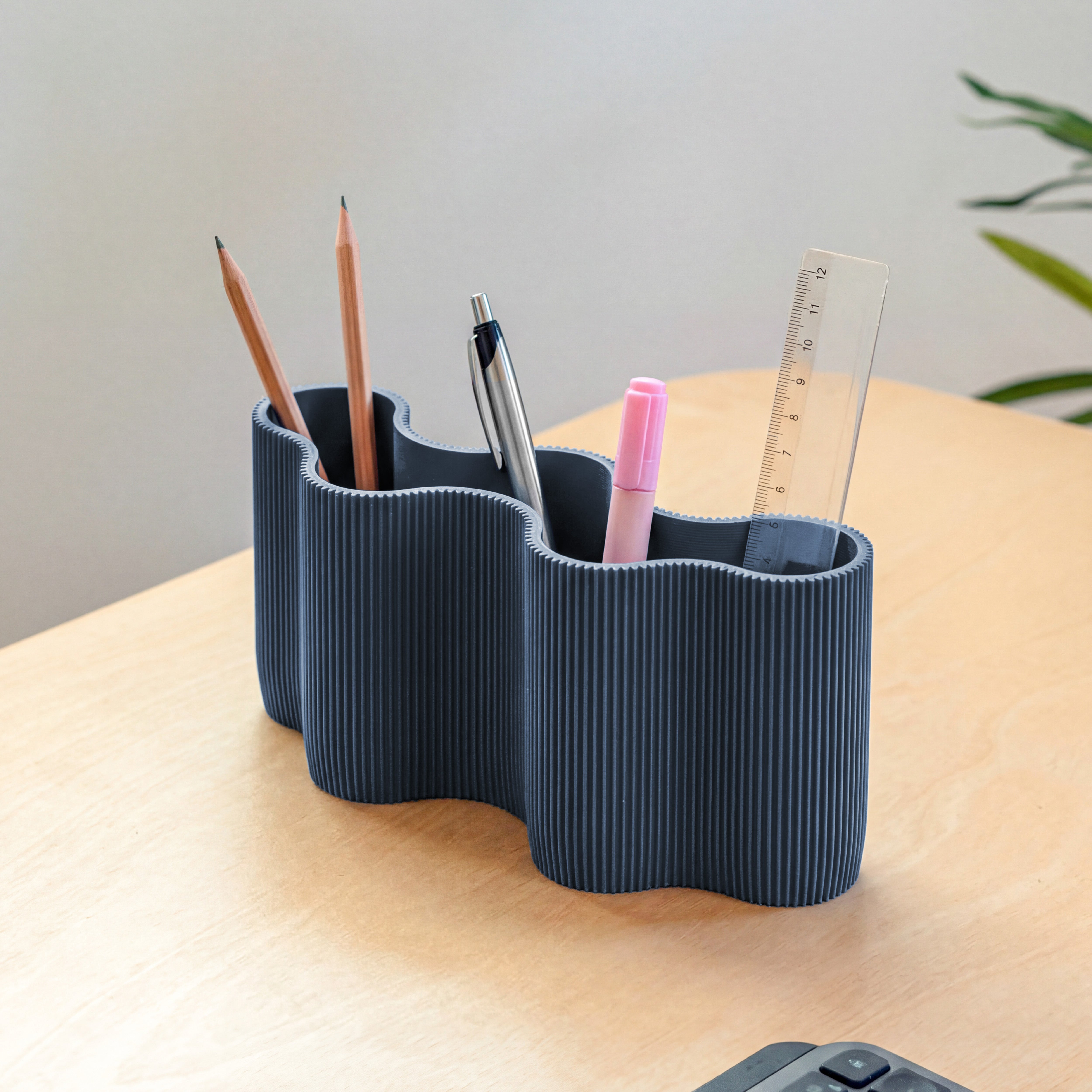 Stiftehalter KORALLE Modul FÜNF in navyvlau aus dem 3D Druck mit Stiften auf dem Schreibtisch #farbe_navyblau