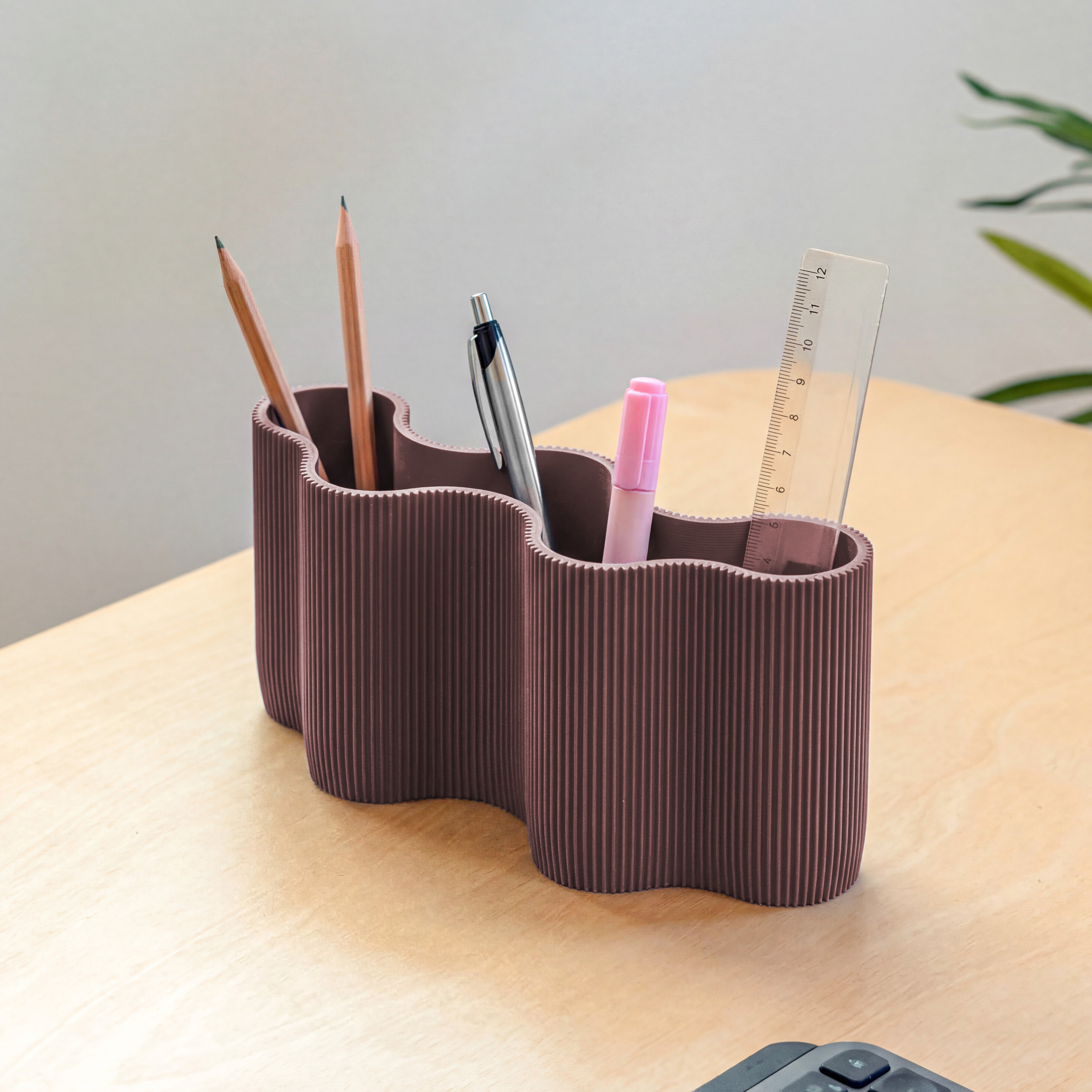 Stiftehalter KORALLE Modul FÜNF in lila aus dem 3D Druck mit Stiften auf dem Schreibtisch #farbe_aschlila