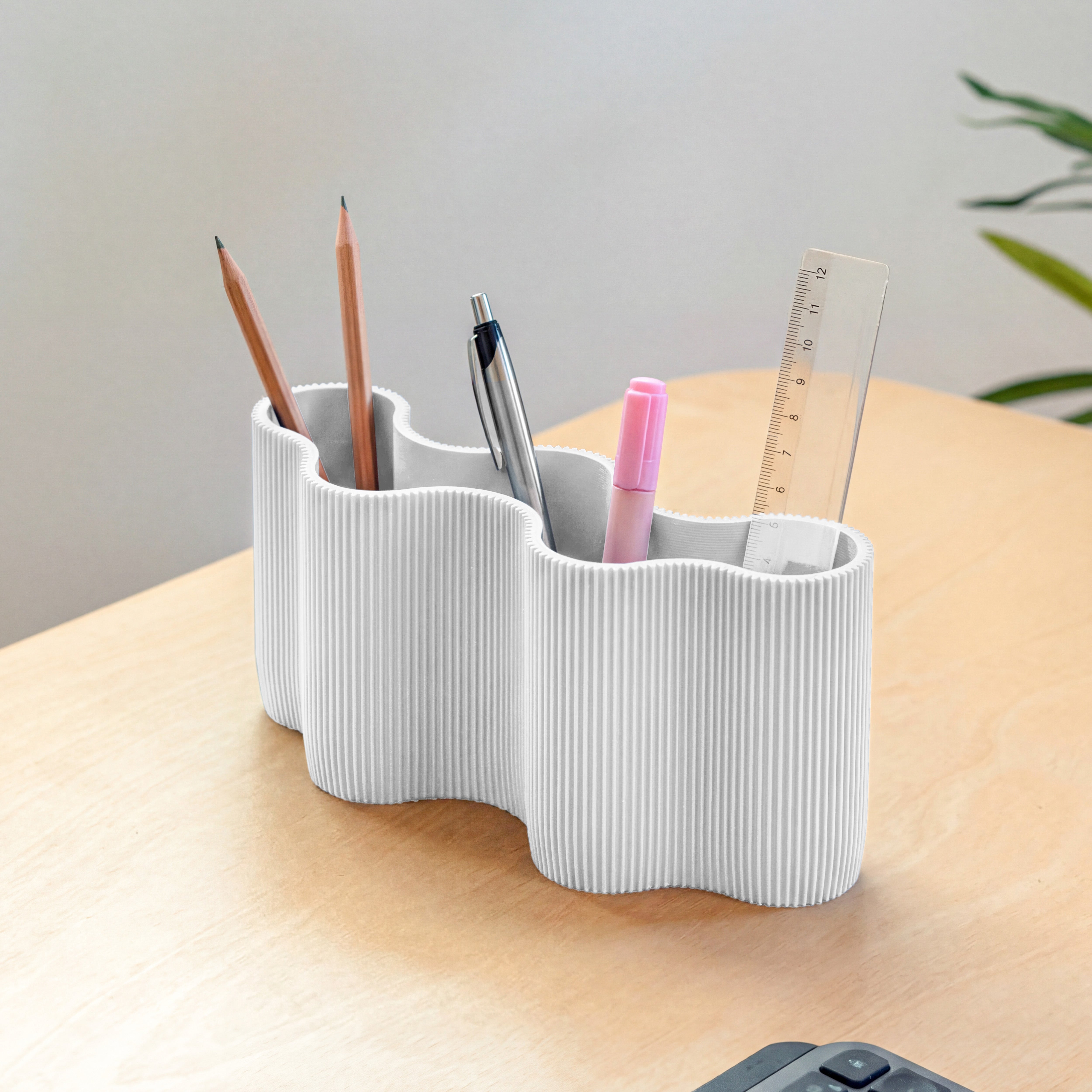 Stiftehalter KORALLE Modul FÜNF in weiß aus dem 3D Druck mit Stiften auf dem Schreibtisch #farbe_weiß
