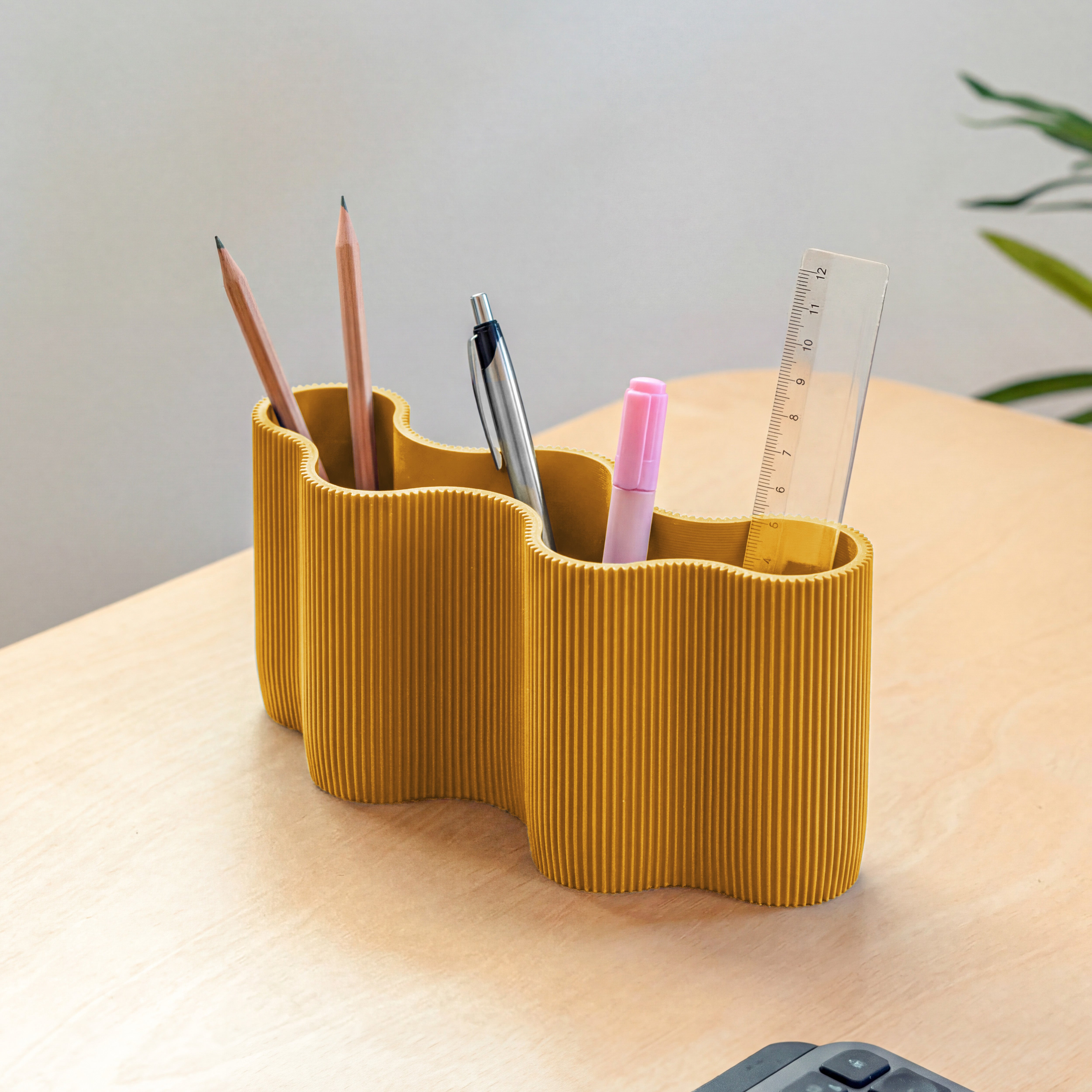 Stiftehalter KORALLE Modul FÜNF in senfgelb aus dem 3D Druck mit Stiften auf dem Schreibtisch #farbe_senfgelb