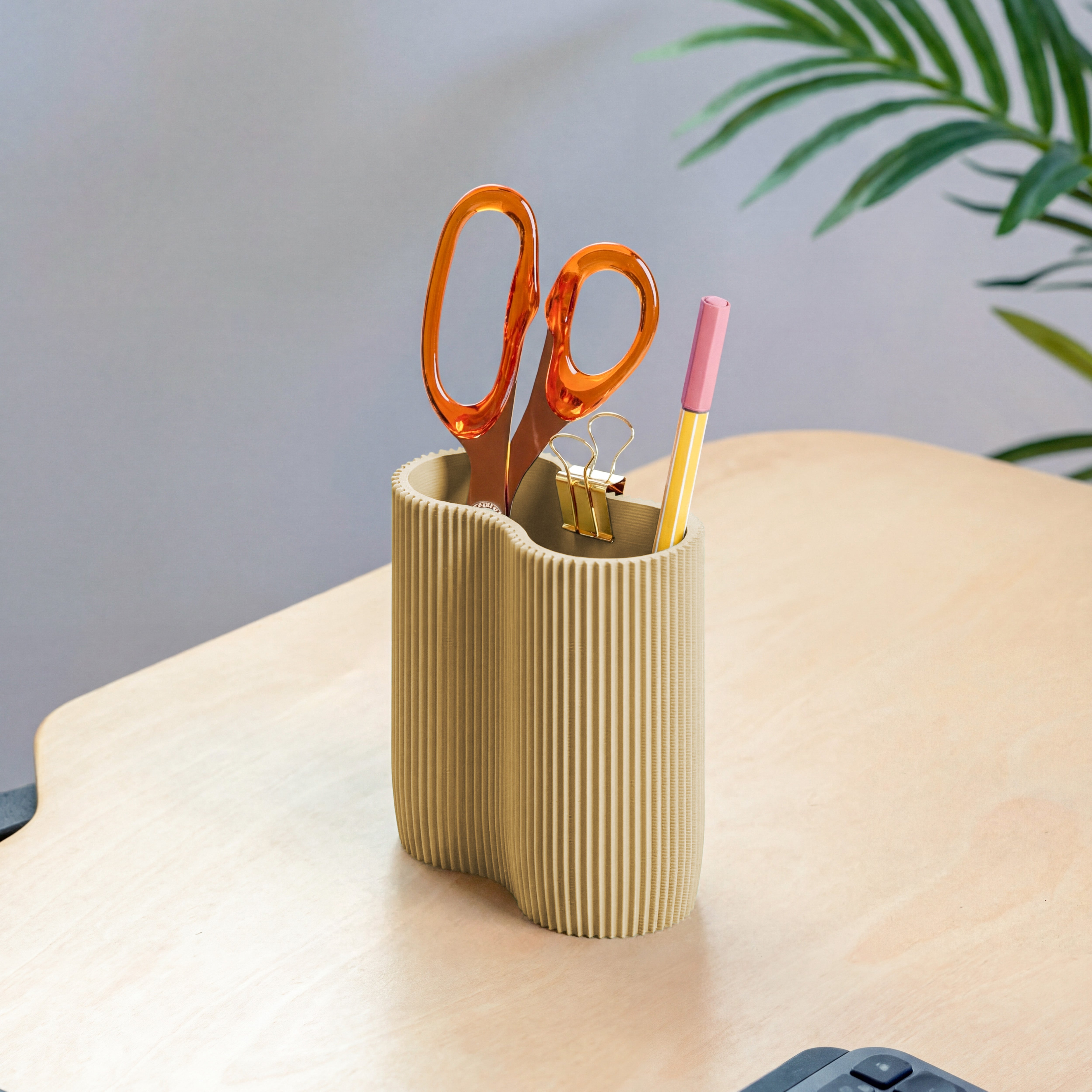 KORALLE Stiftehalter Modul ZWEI in beige aus dem 3D Druck mit Schere und Stiften am Schreibtisch #farbe_beige