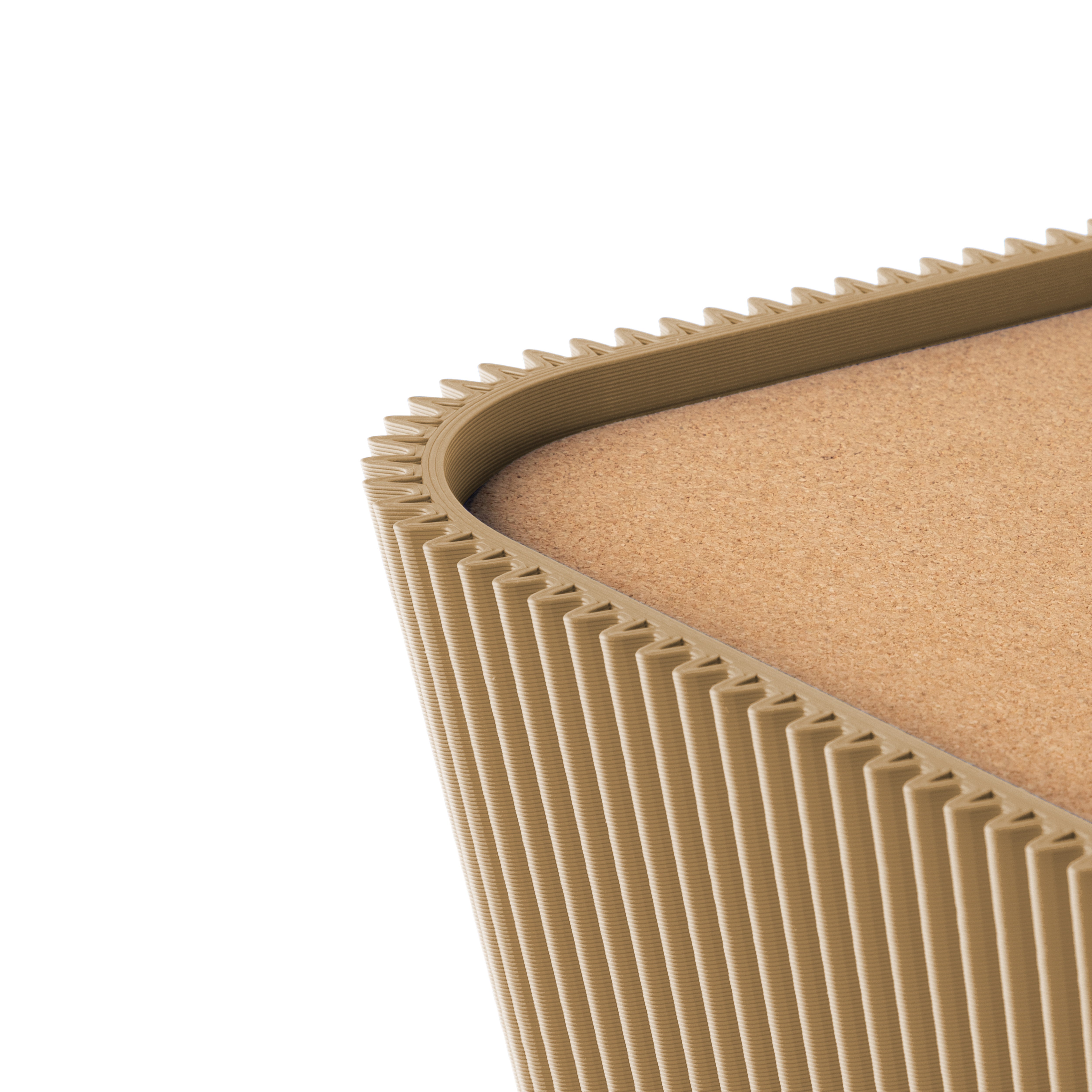 Detail der geriffelten Ecke und Korkoberfläche vom Beistelltisch Pyramide in beige #farbe_beige