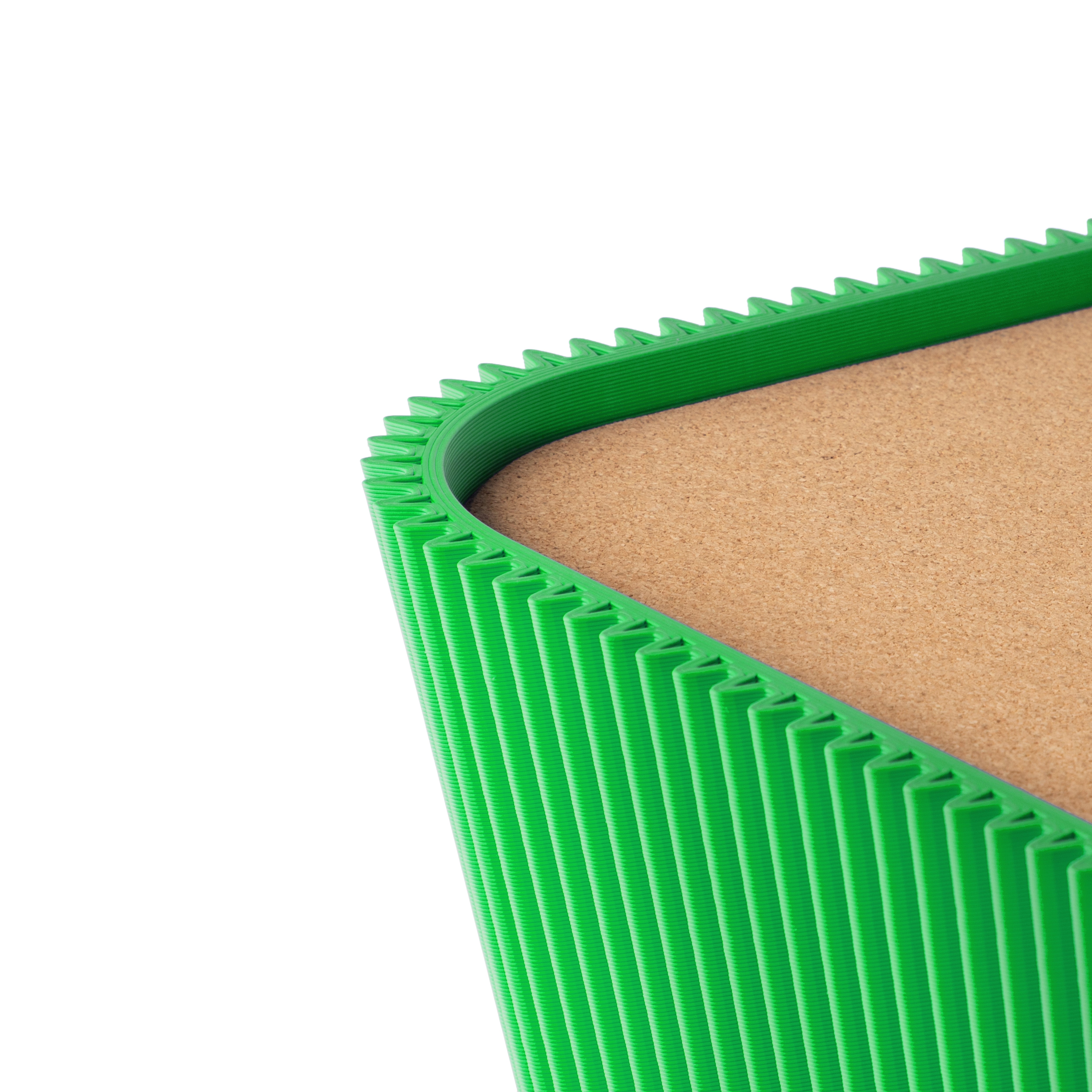 Detail der geriffelten Ecke und Korkoberfläche vom Beistelltisch Pyramide in grün #farbe_grün