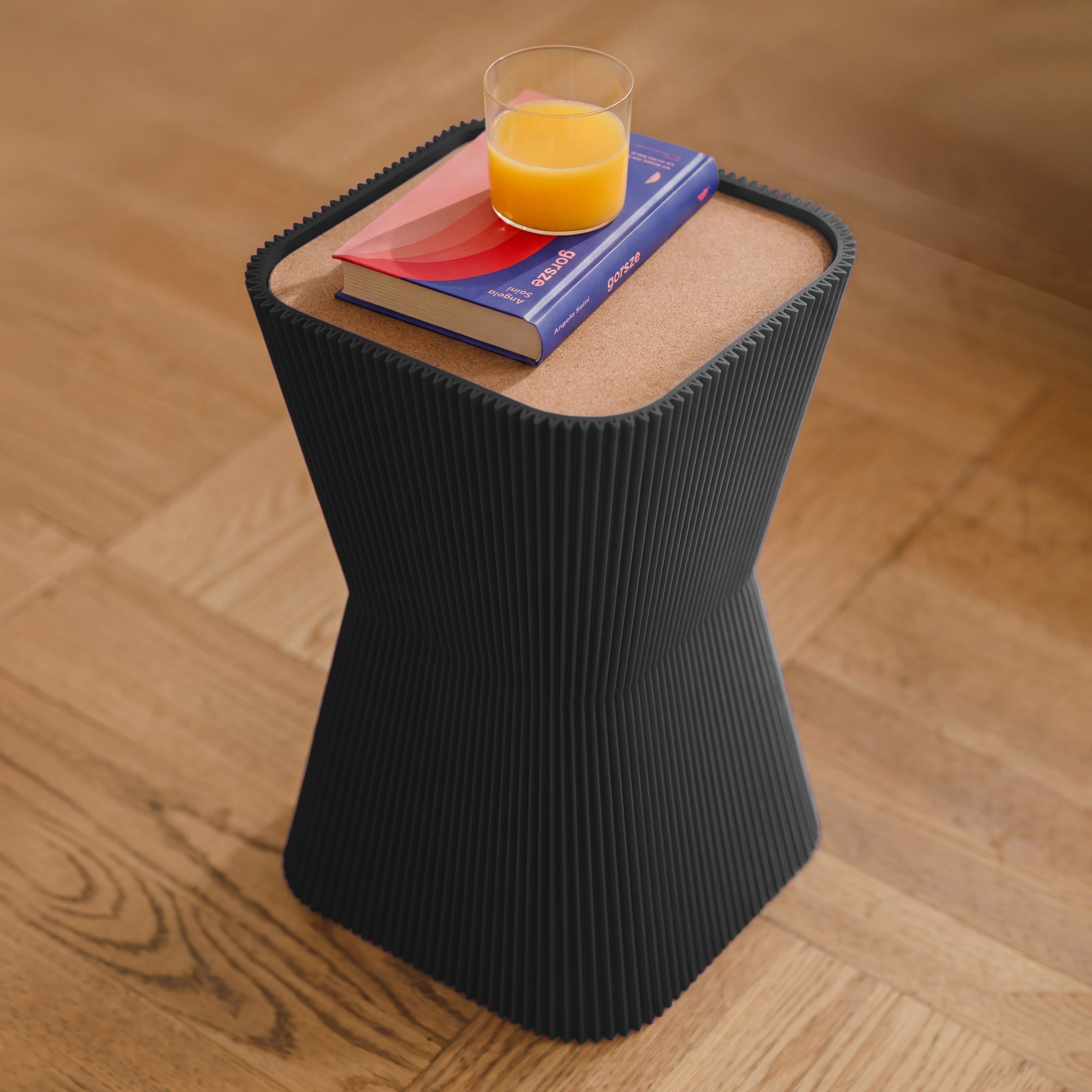 Beistelltisch Pyramide in schwarz aus dem 3D Druck mit Buch und Orangensaft auf dem Korkdeckel #farbe_schwarz