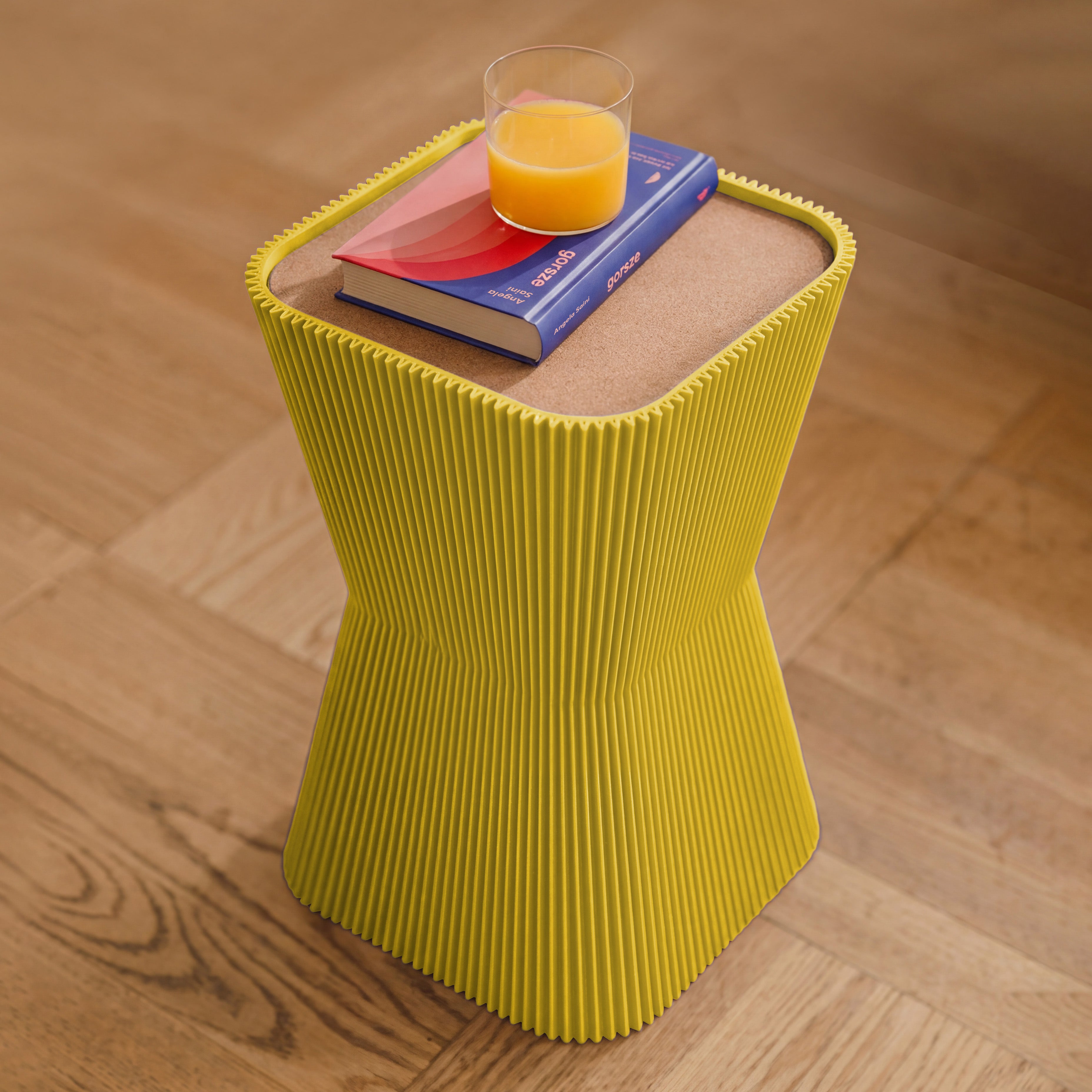 Beistelltisch Pyramide in gelb aus dem 3D Druck mit Buch und Orangensaft auf dem Korkdeckel #farbe_gelb