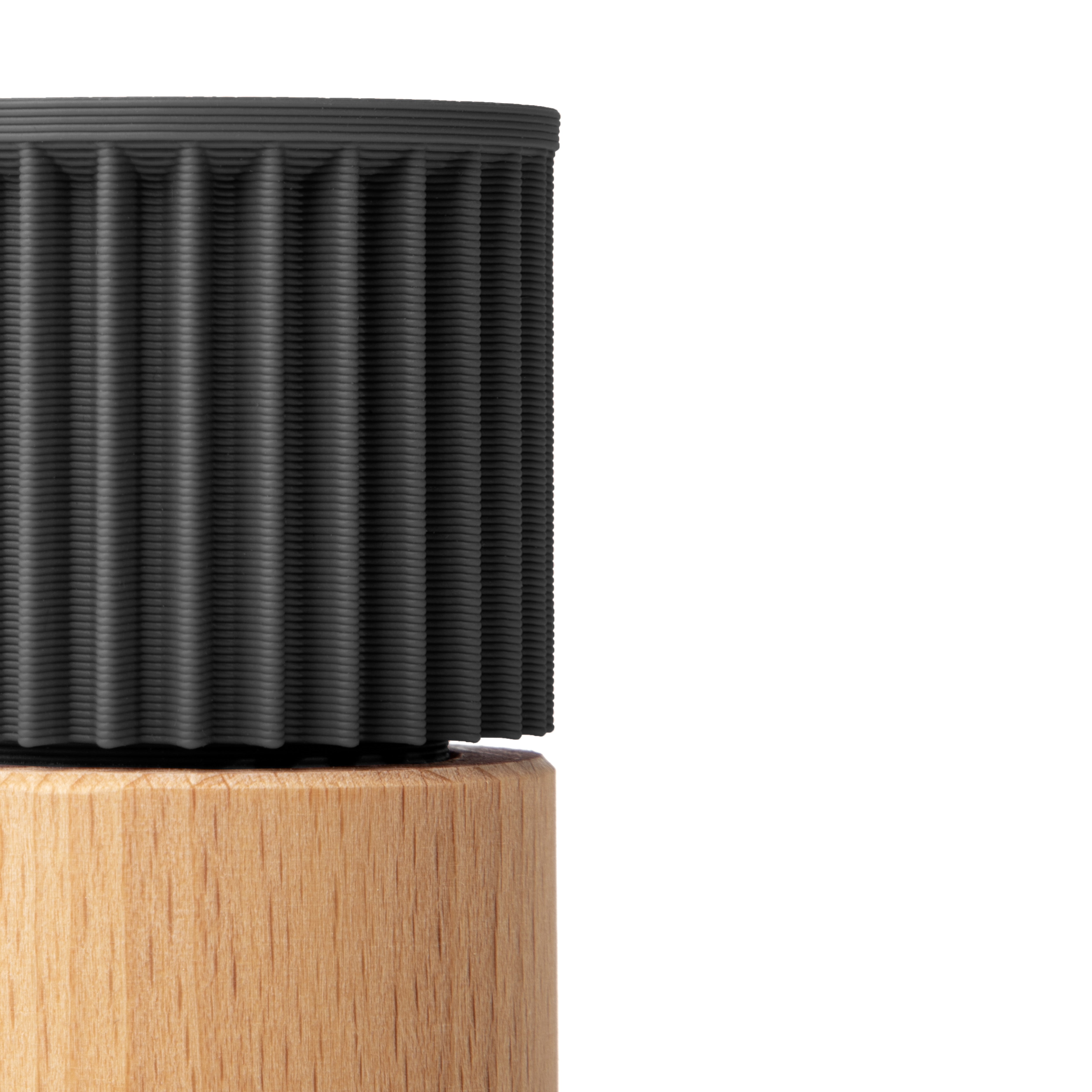 Detail der gerippten schwarz Kappe und des Buchenholz-Korpus der pfeffermühle Prise #farbe_schwarz