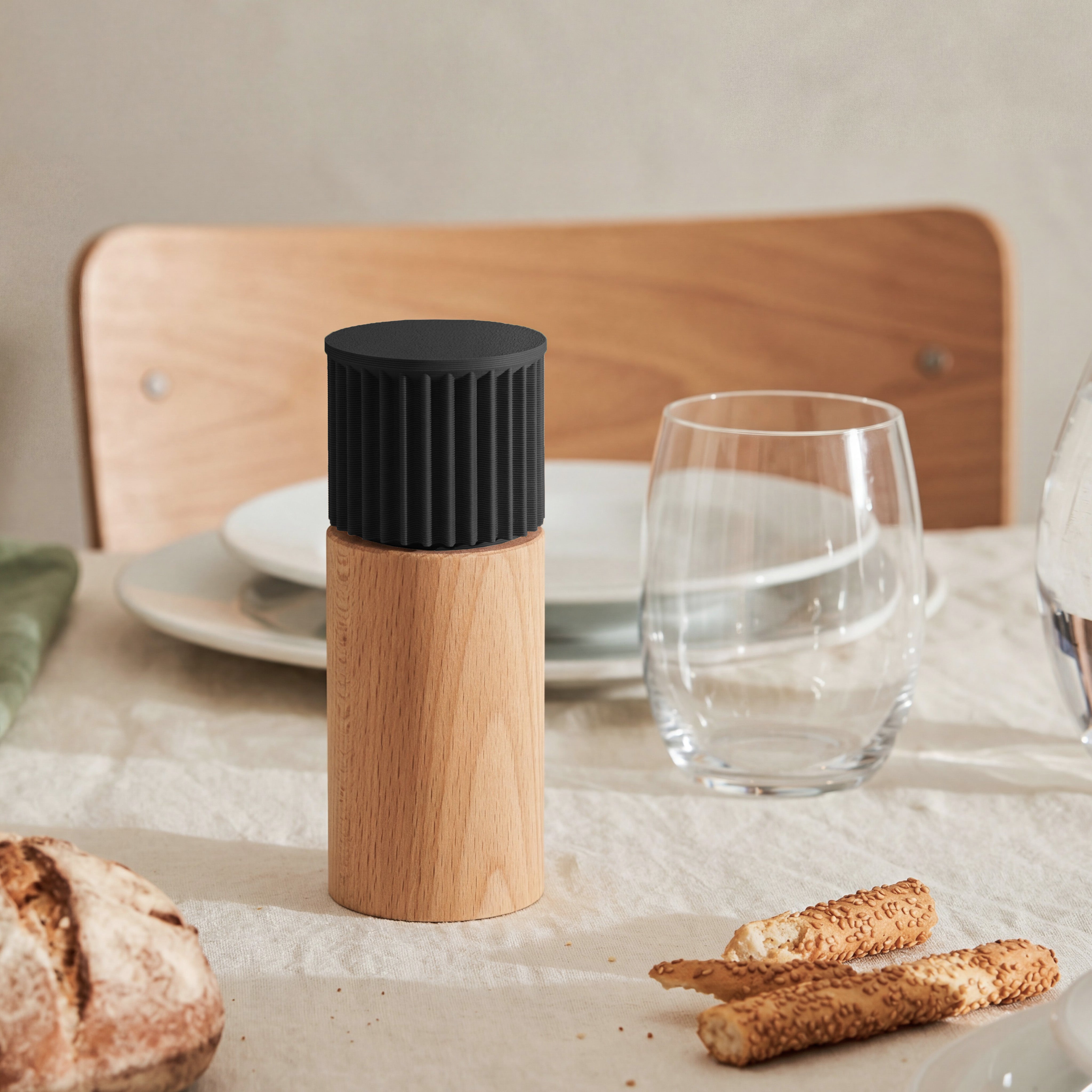 peffermühle Prise in schwarz aus Buchenholz auf gedecktem Tisch mit Brot und Wasserglas #farbe_schwarz
