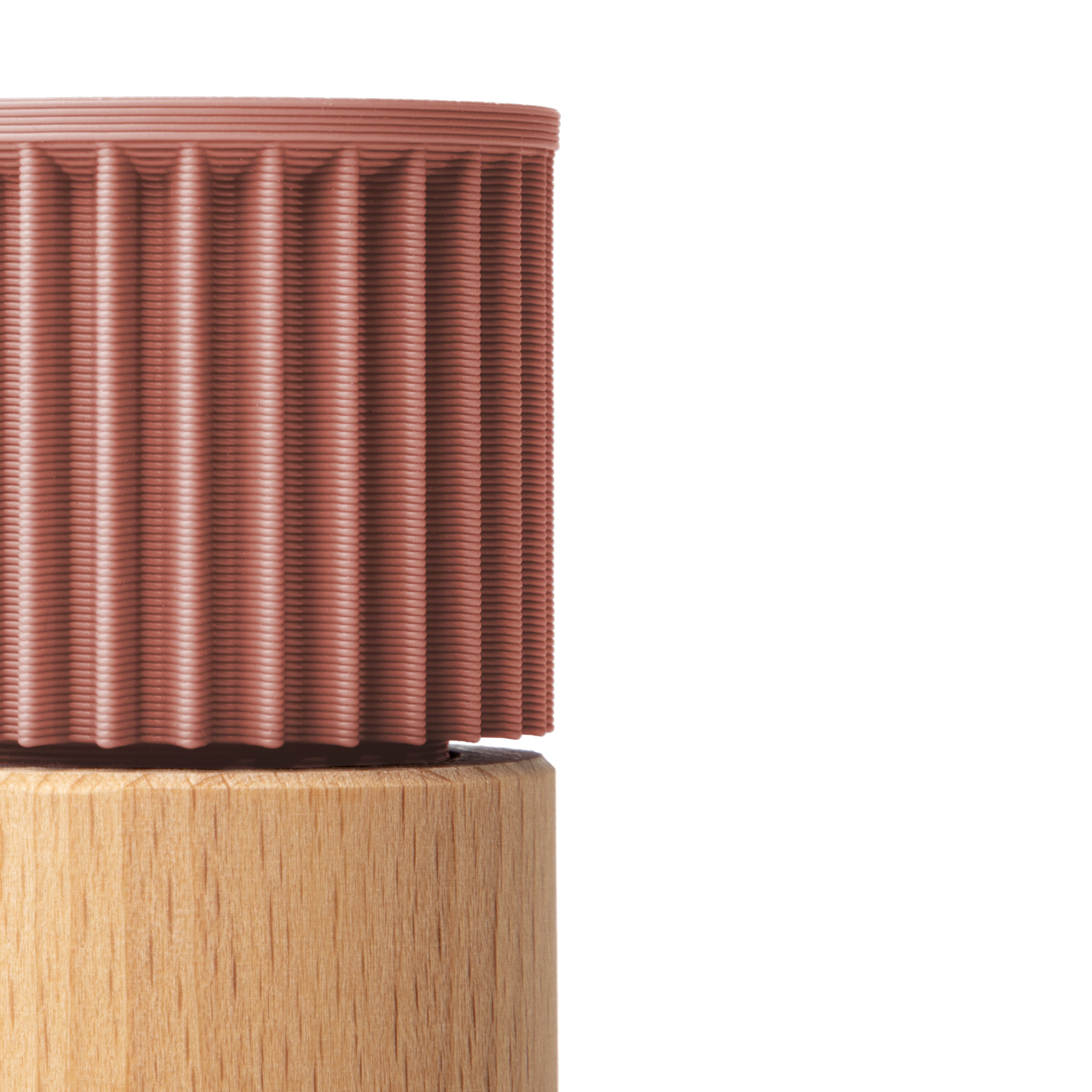 Detail der gerippten terracottafarbener Kappe und des Buchenholz-Korpus der Gewürzmühle Prise #farbe_terracotta