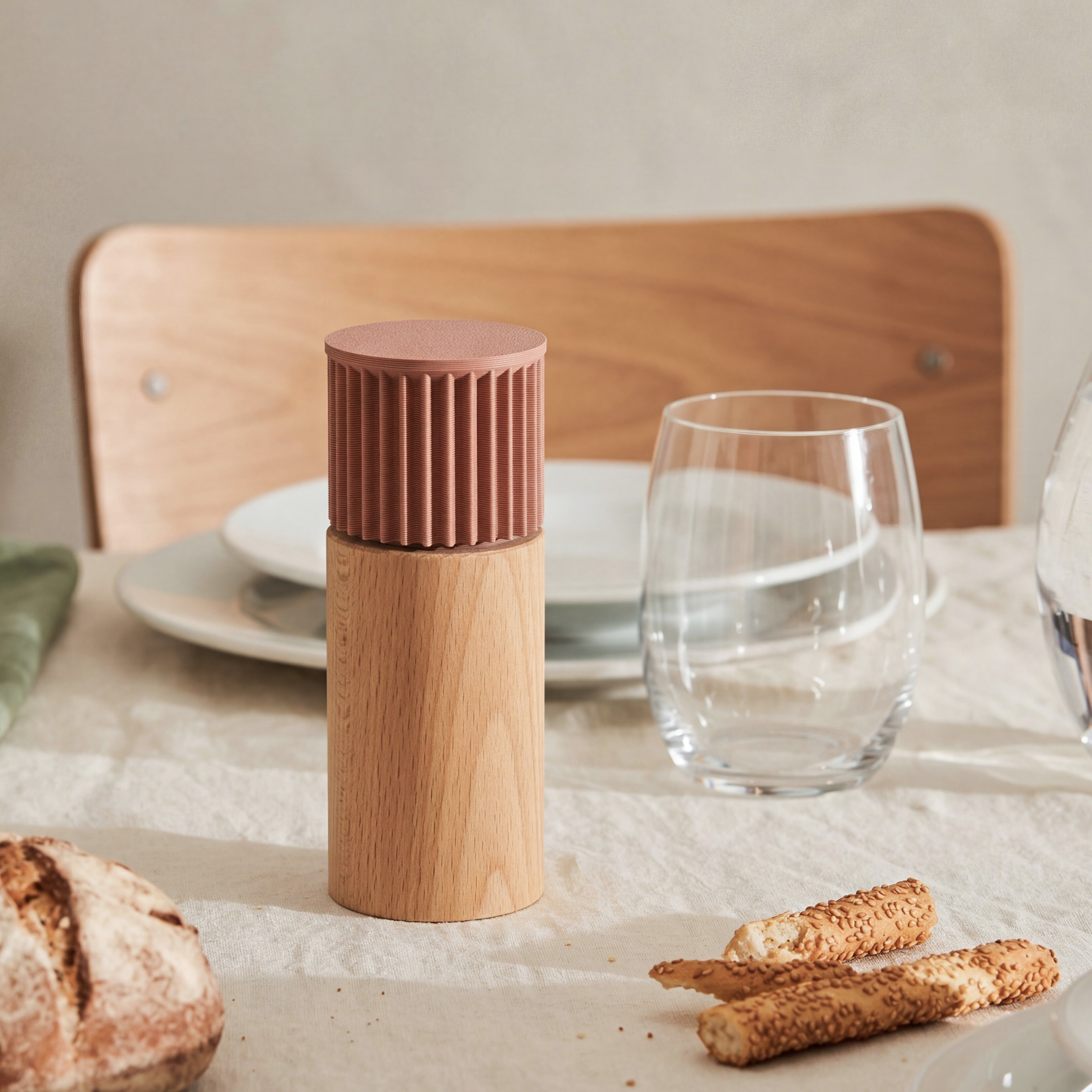Gewürzmühle Prise in Terracotta aus Buchenholz auf gedecktem Tisch mit Brot und Wasserglas #farbe_terracotta