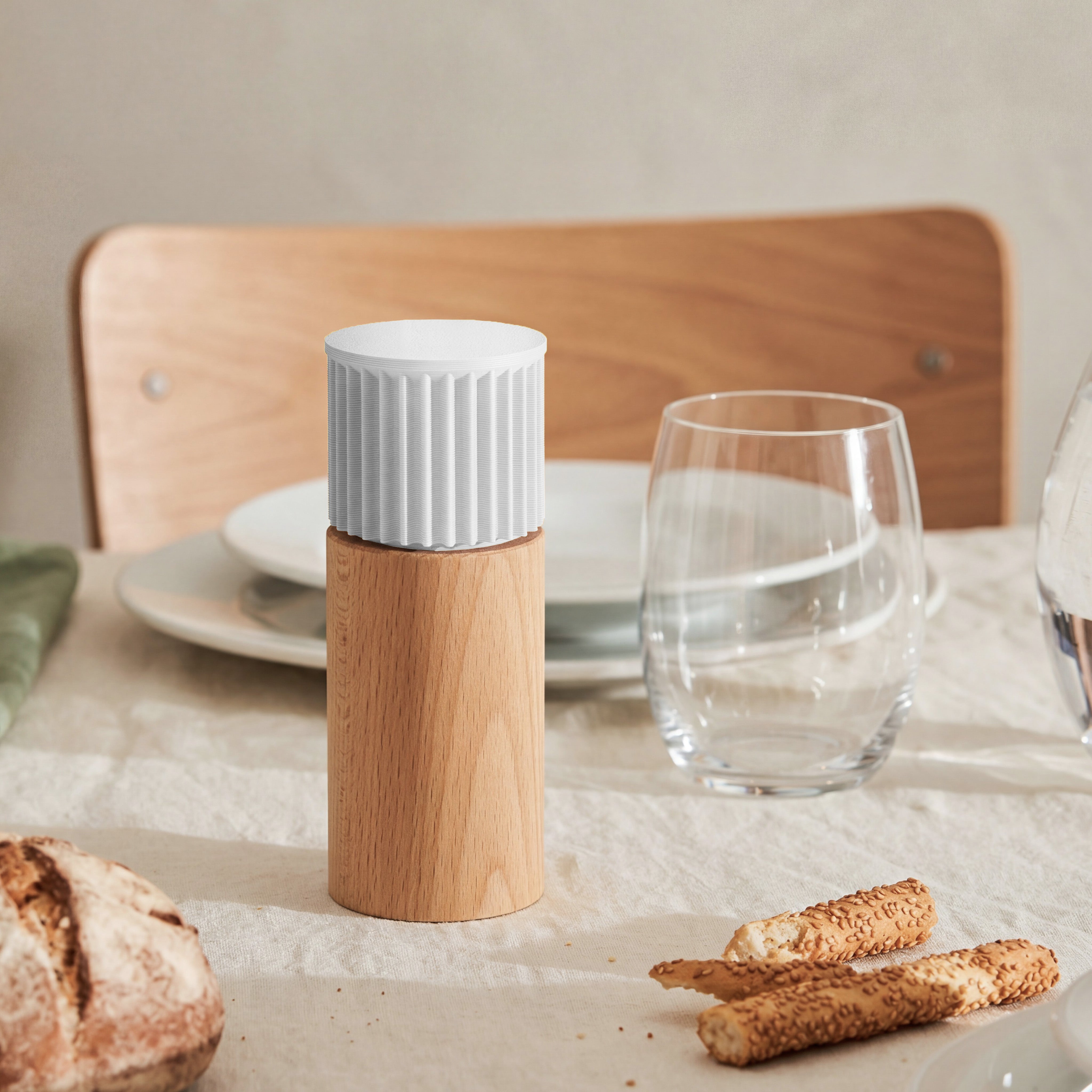 Gewürzmühle Prise in weiß aus Buchenholz auf gedecktem Tisch mit Brot und Wasserglas #farbe_weiß