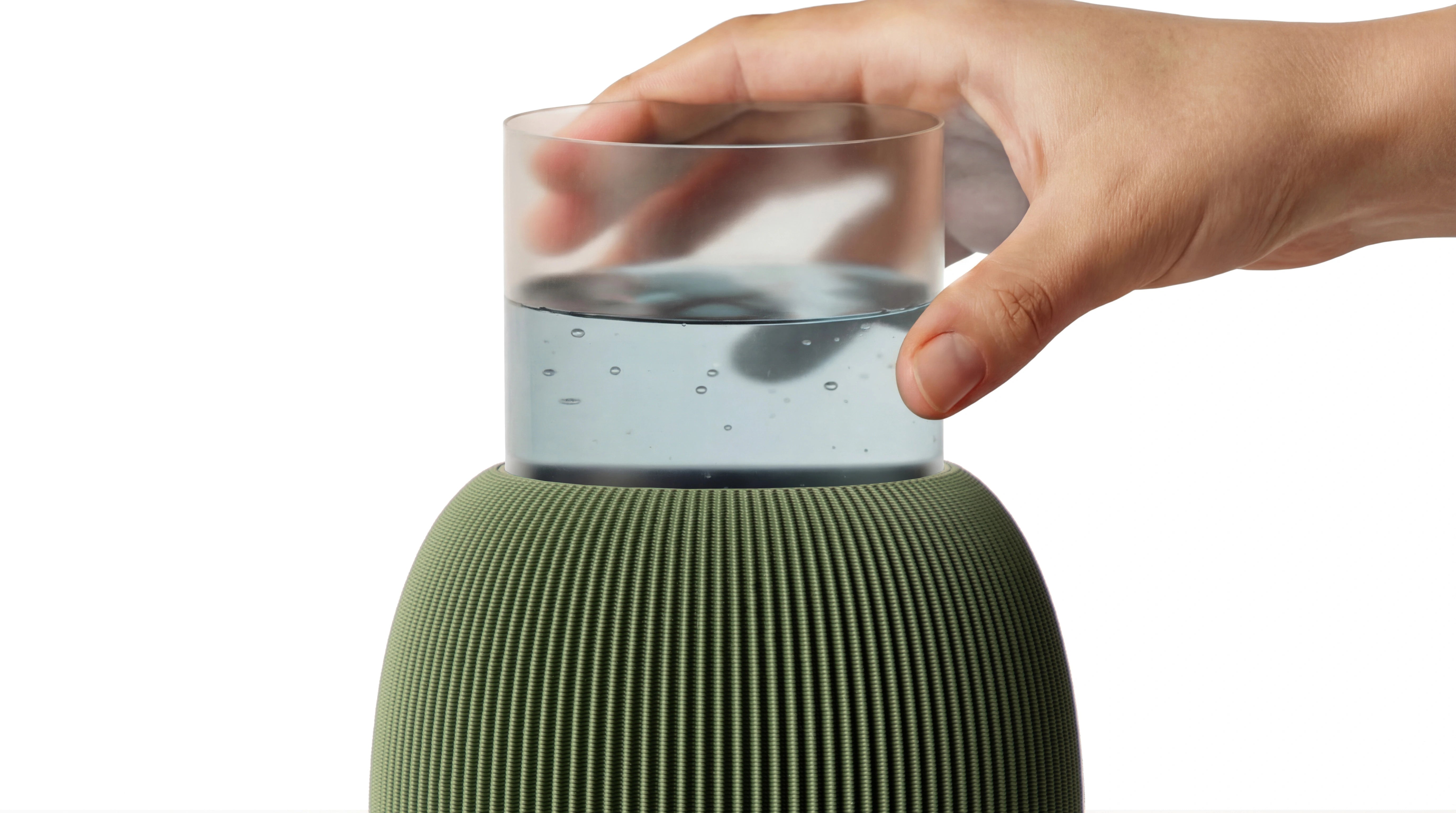Olivgruene Vase PILLE aus 3D Druck mit herausnehmbarem Wassereinsatz