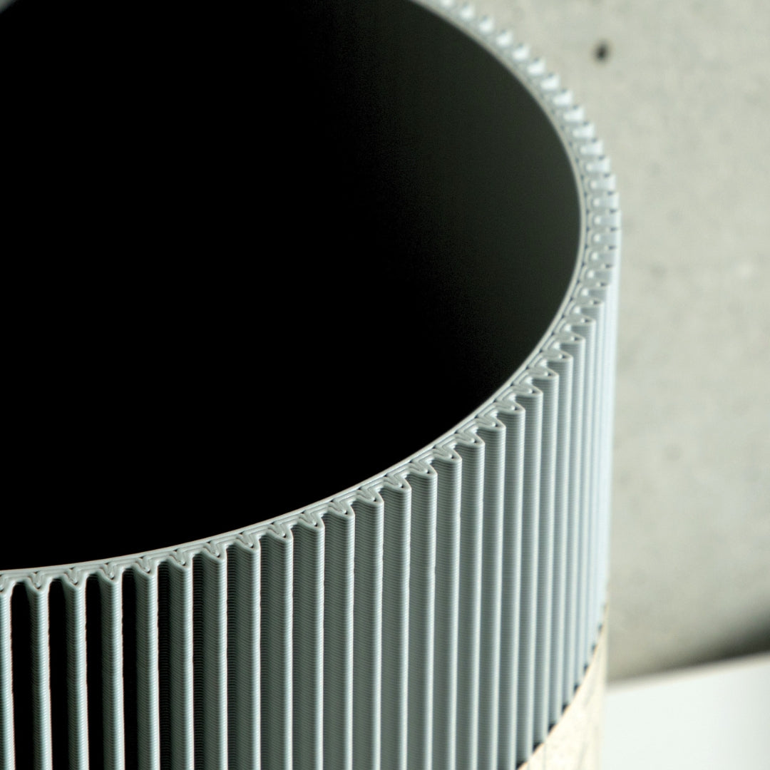 Detail der gerippten Struktur des Blumentopfs Gerade in grau aus dem 3D Druck #farbe_hellgrau