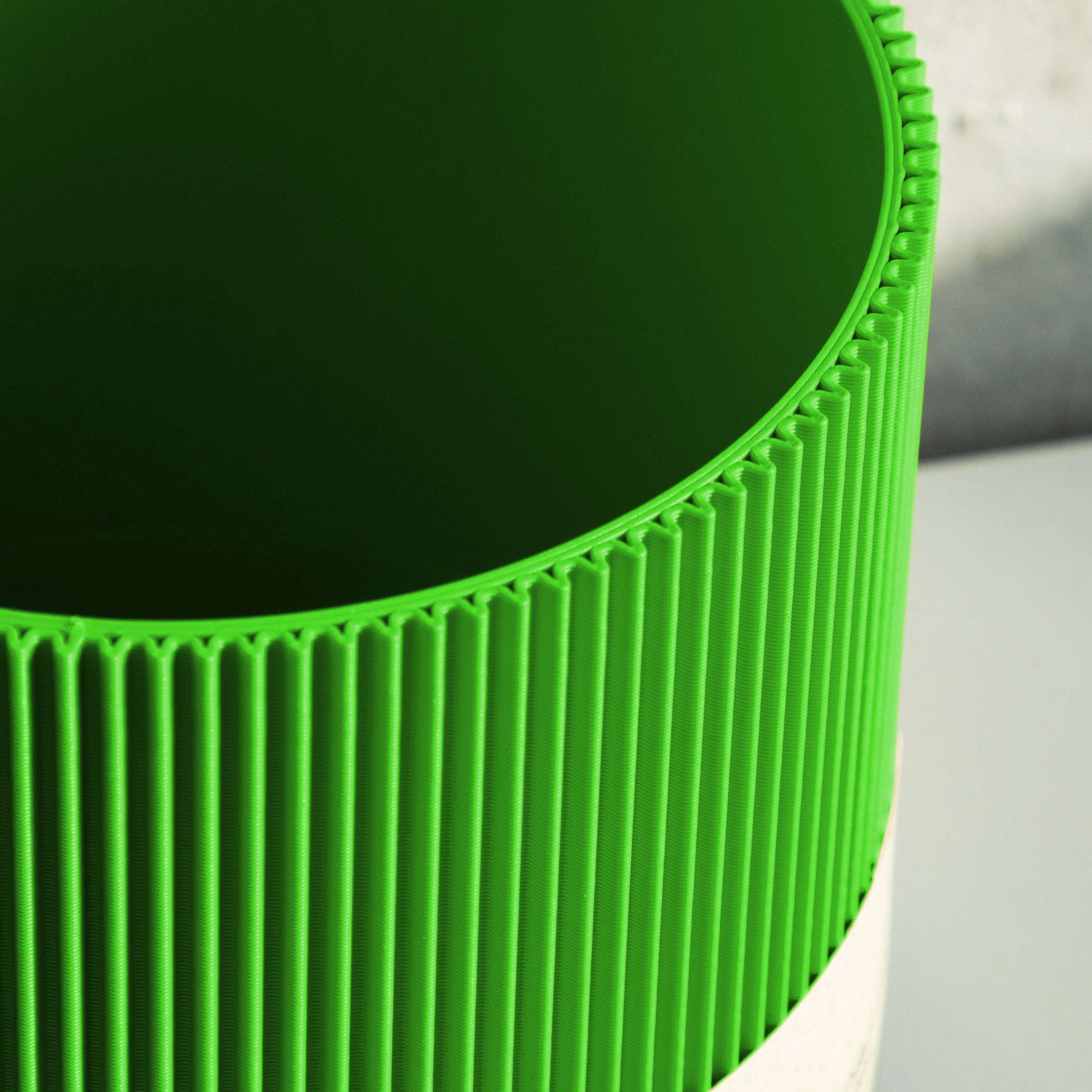 Detail der gerippten Struktur des Blumentopfs Gerade in grün aus dem 3D Druck #farbe_grün