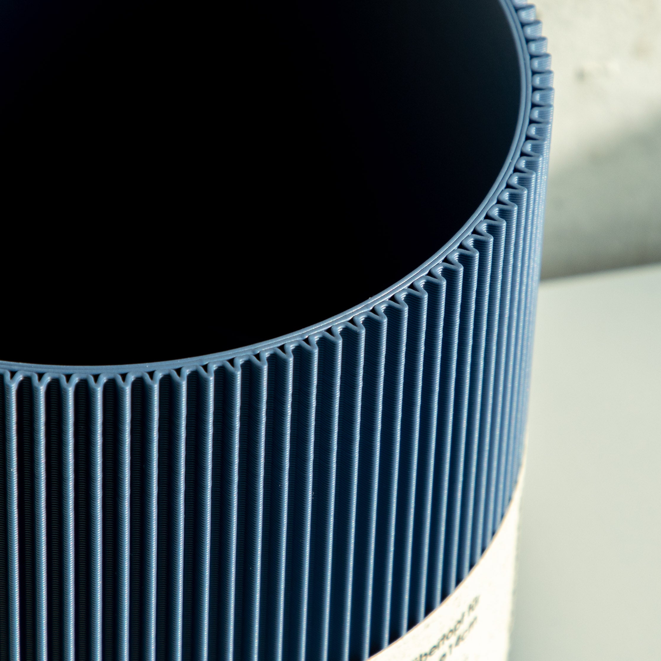 Detail der gerippten Struktur des Blumentopfs Gerade in navyblau aus dem 3D Druck #farbe_navyblau