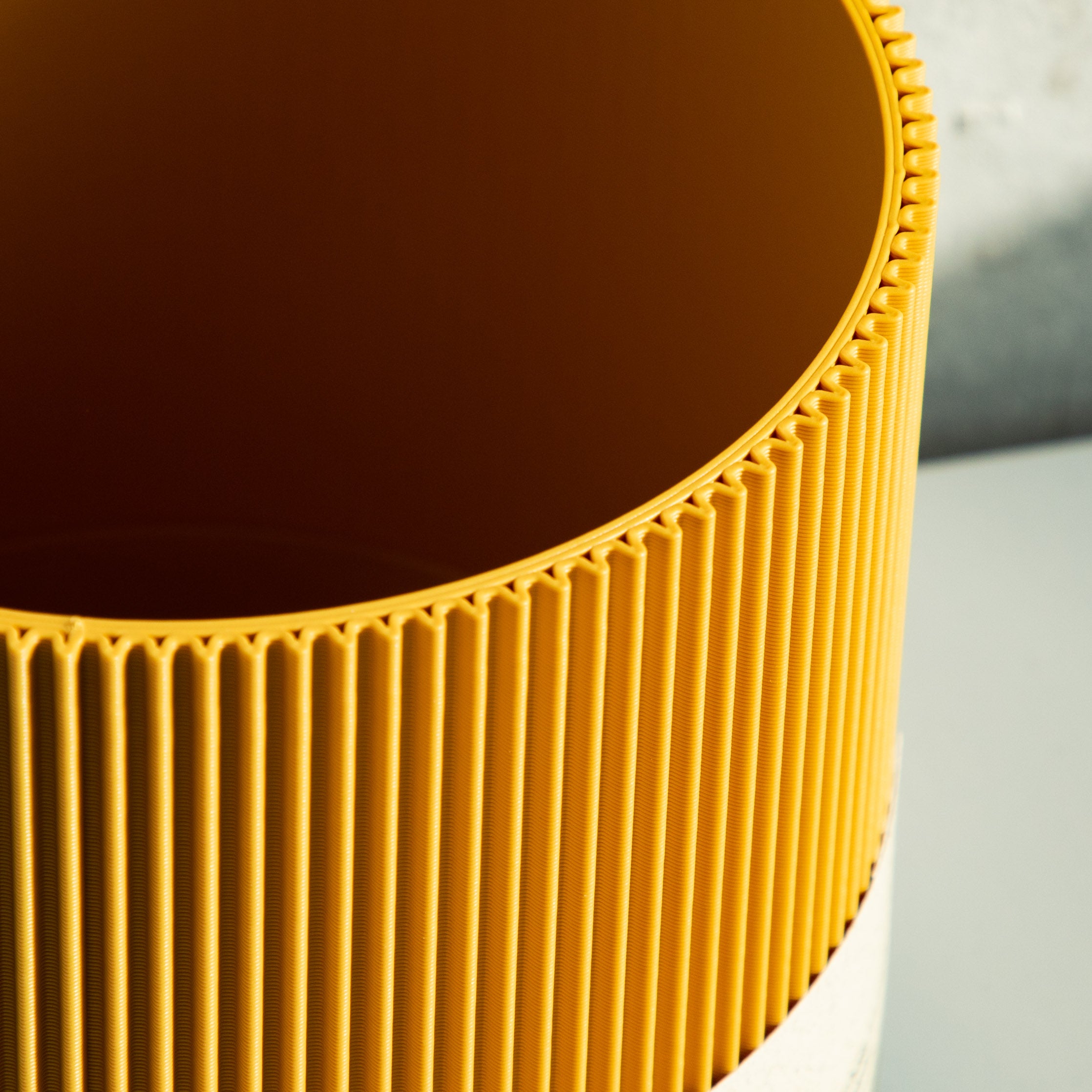 Detail der gerippten Struktur des Blumentopfs Gerade in senfgelb aus dem 3D Druck #farbe_senfgelb
