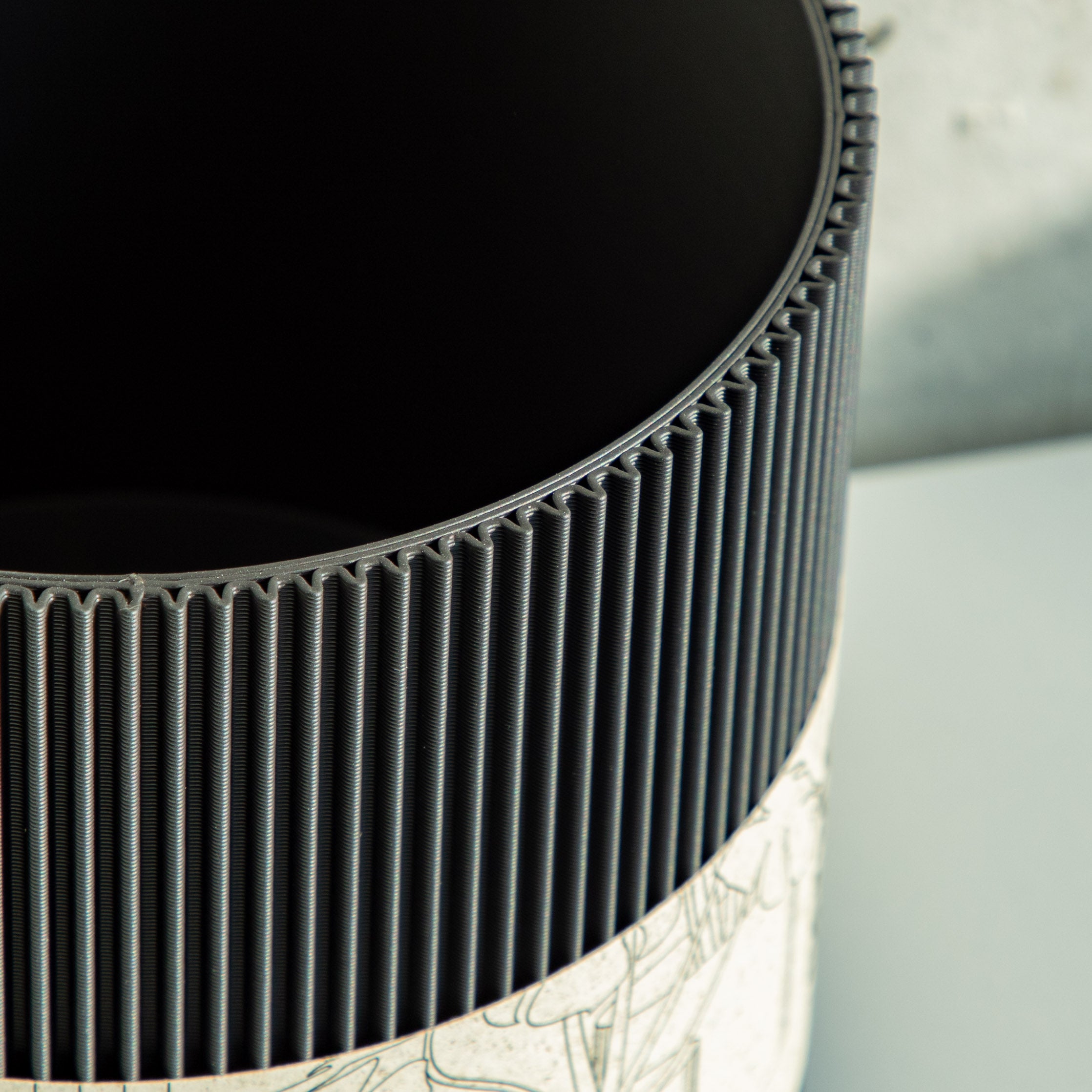 Detail der gerippten Struktur des Blumentopfs Gerade in schwarz aus dem 3D Druck #farbe_schwarz