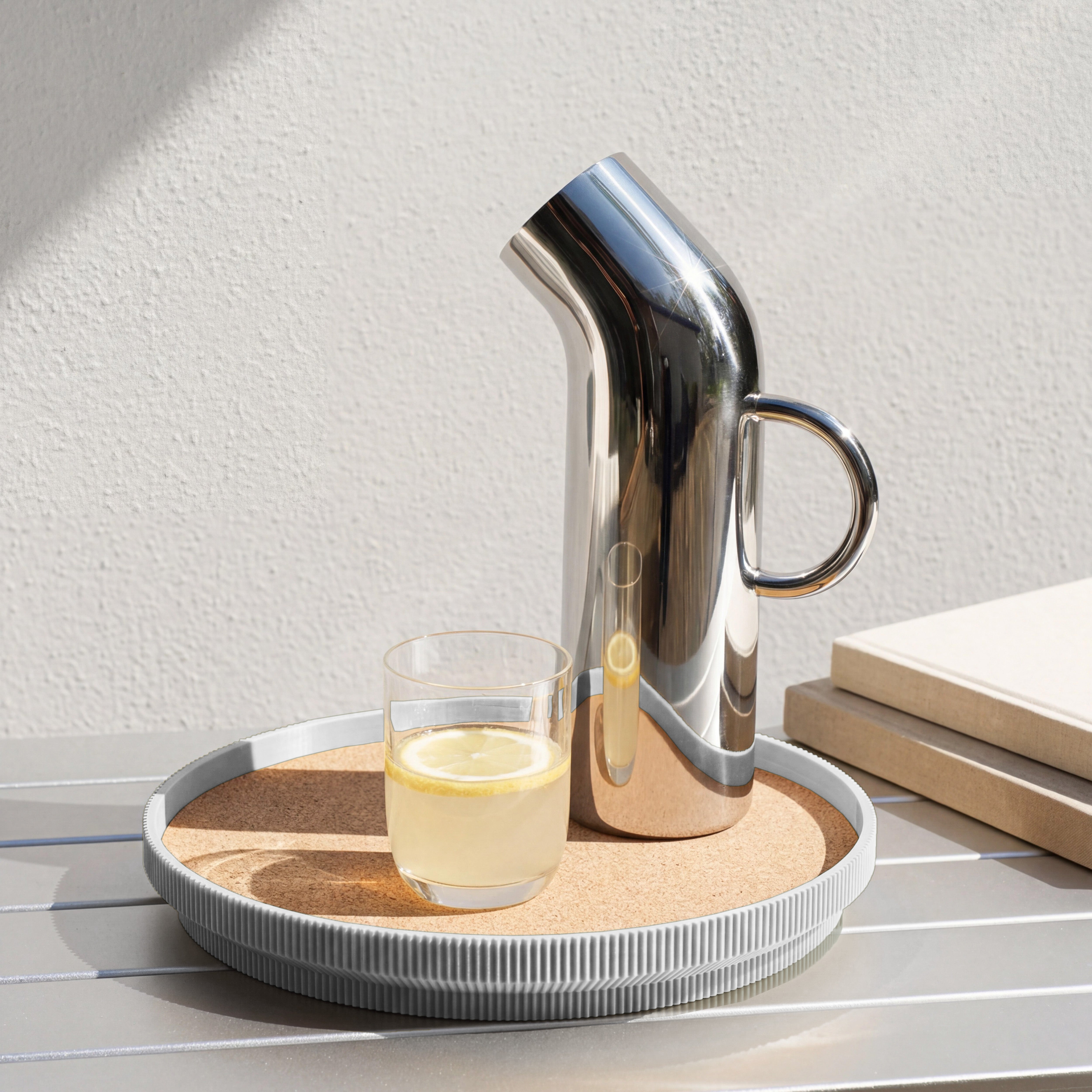 Rundes Deko-Tablett in grau mit Korkoberfläche aus dem 3D Druck mit Karaffe und Wasserglas #farbe_hellgrau