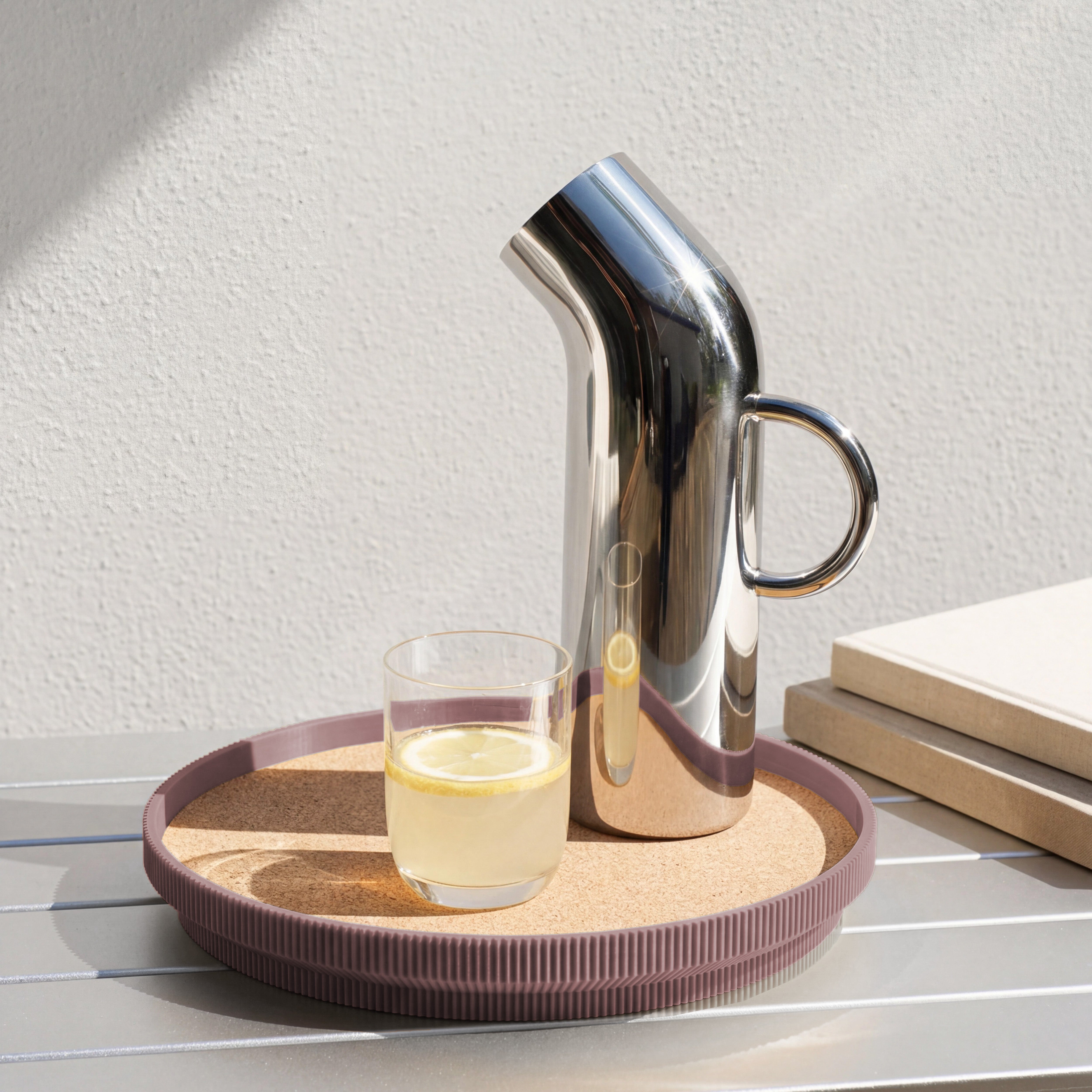 Rundes Deko-Tablett in lila mit Korkoberfläche aus dem 3D Druck mit Karaffe und Wasserglas #farbe_aschlila