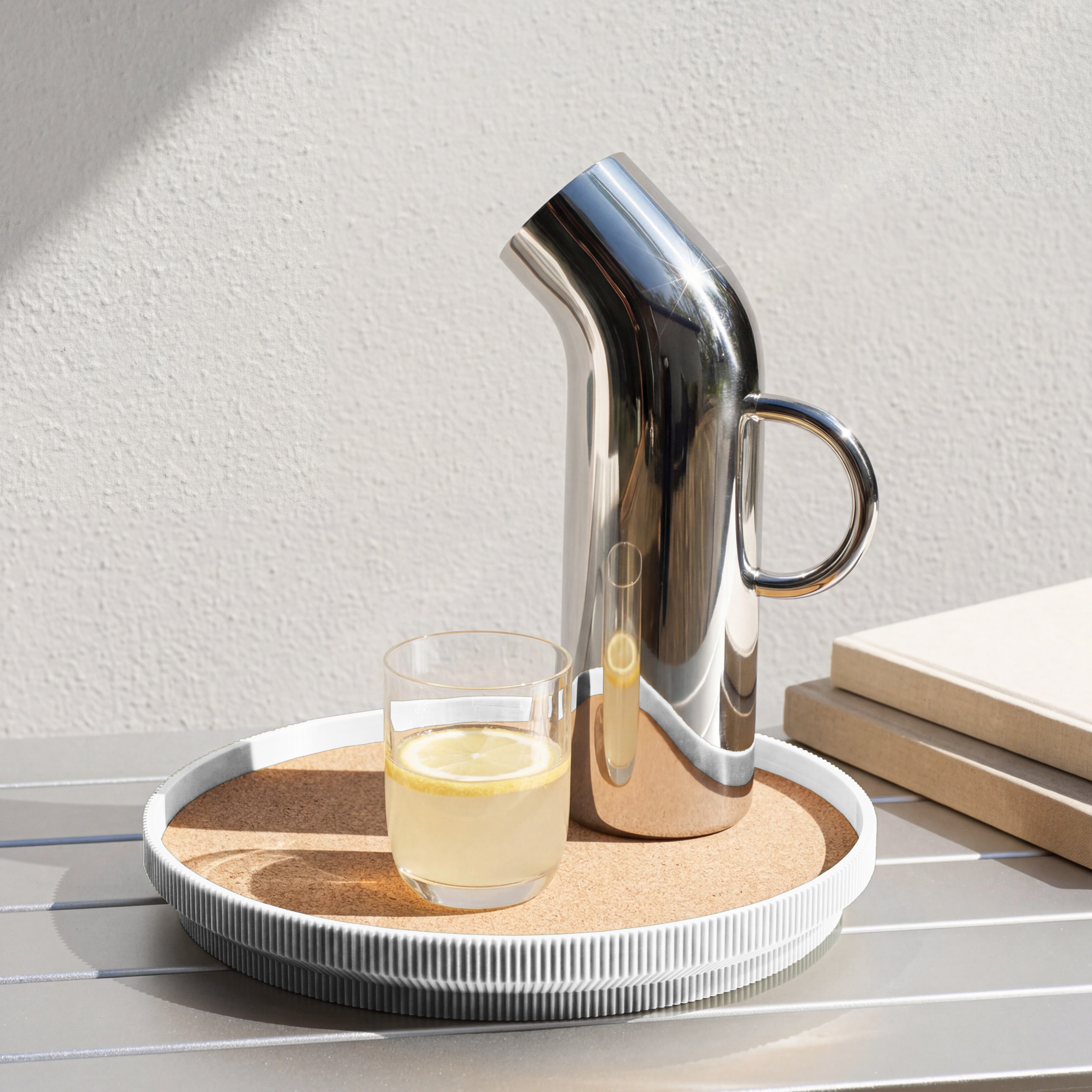 Rundes Deko-Tablett in weiss mit Korkoberfläche aus dem 3D Druck mit Karaffe und Wasserglas #farbe_weiß