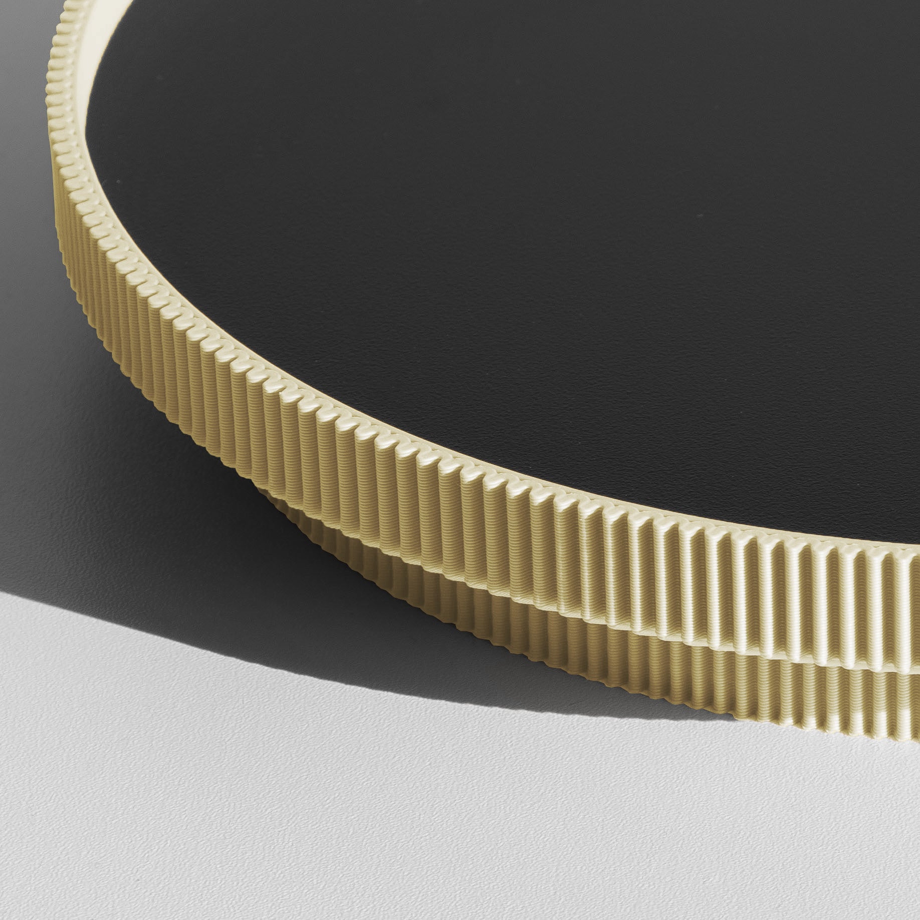 Detail des gerippten Rands vom runden Deko-Tablett in beige aus dem 3D Druck #ringfarbe_beige