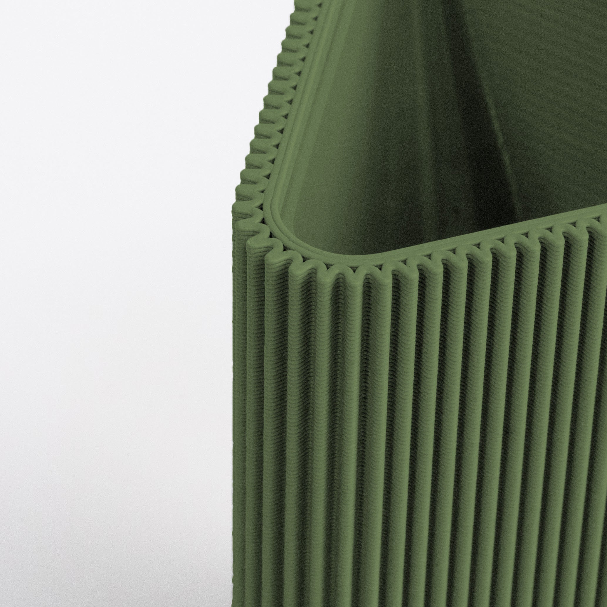Detail der geriffelten Oberfläche der geometrischen Vase DREIECK in Olivgrün #farbe_olivgrün