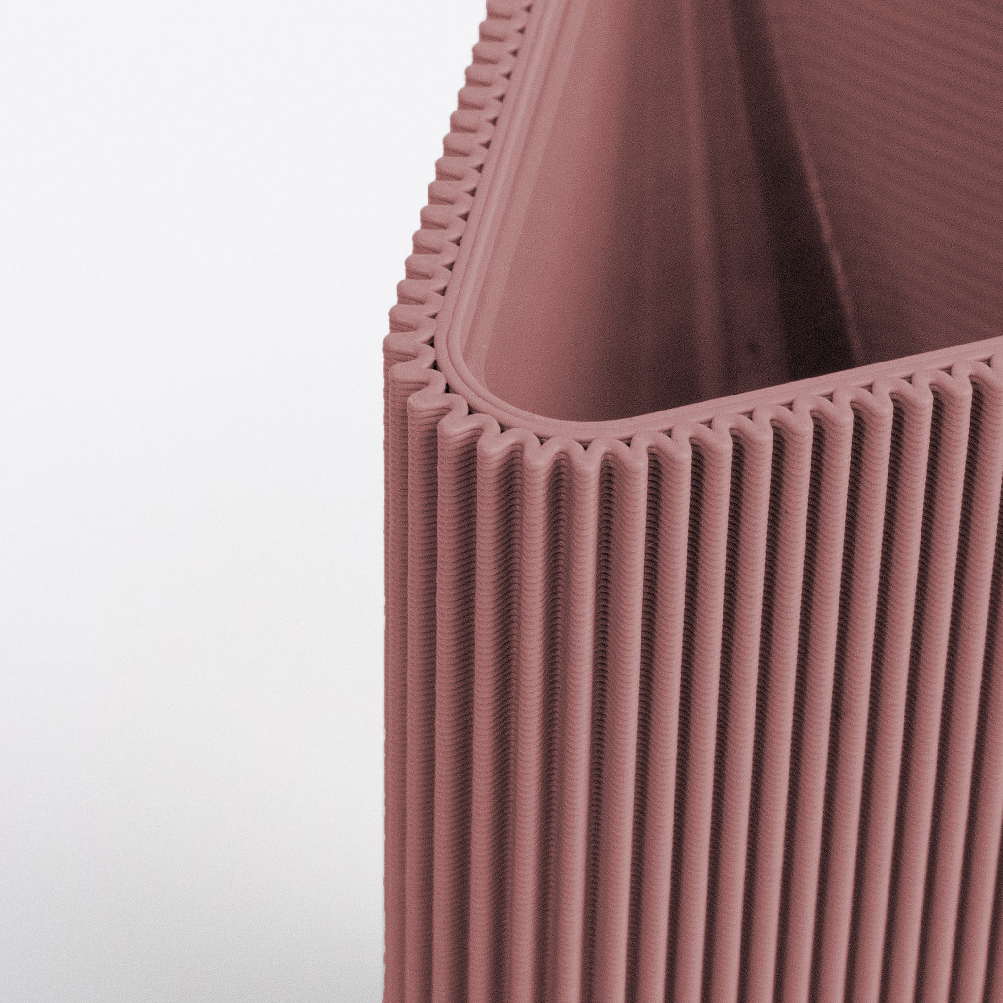 Detail der geriffelten Oberfläche der geometrischen Vase DREIECK in aschlila #farbe_aschlila