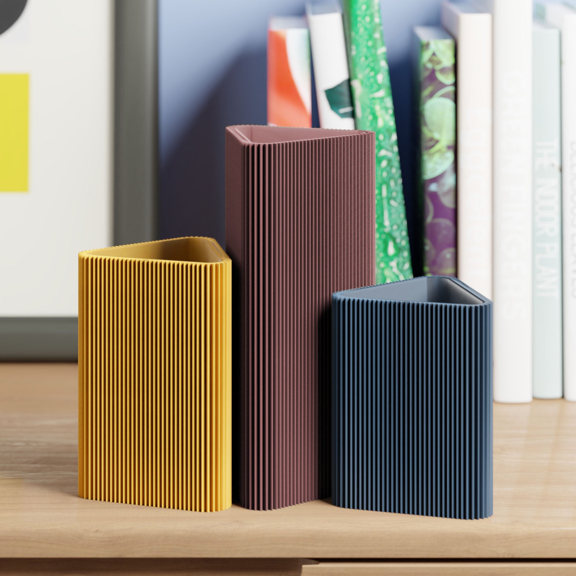 Geometrische Vase DREIECK in lila mit zwei weiteren Vasen vor Büchern im Regal #farbe_aschlila