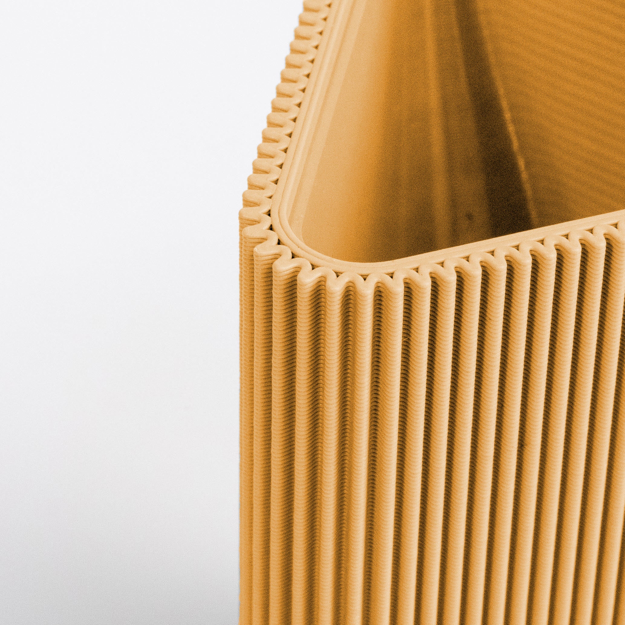 Detail der geriffelten Oberfläche der geometrischen Vase DREIECK in senfgelb #farbe_senfgelb