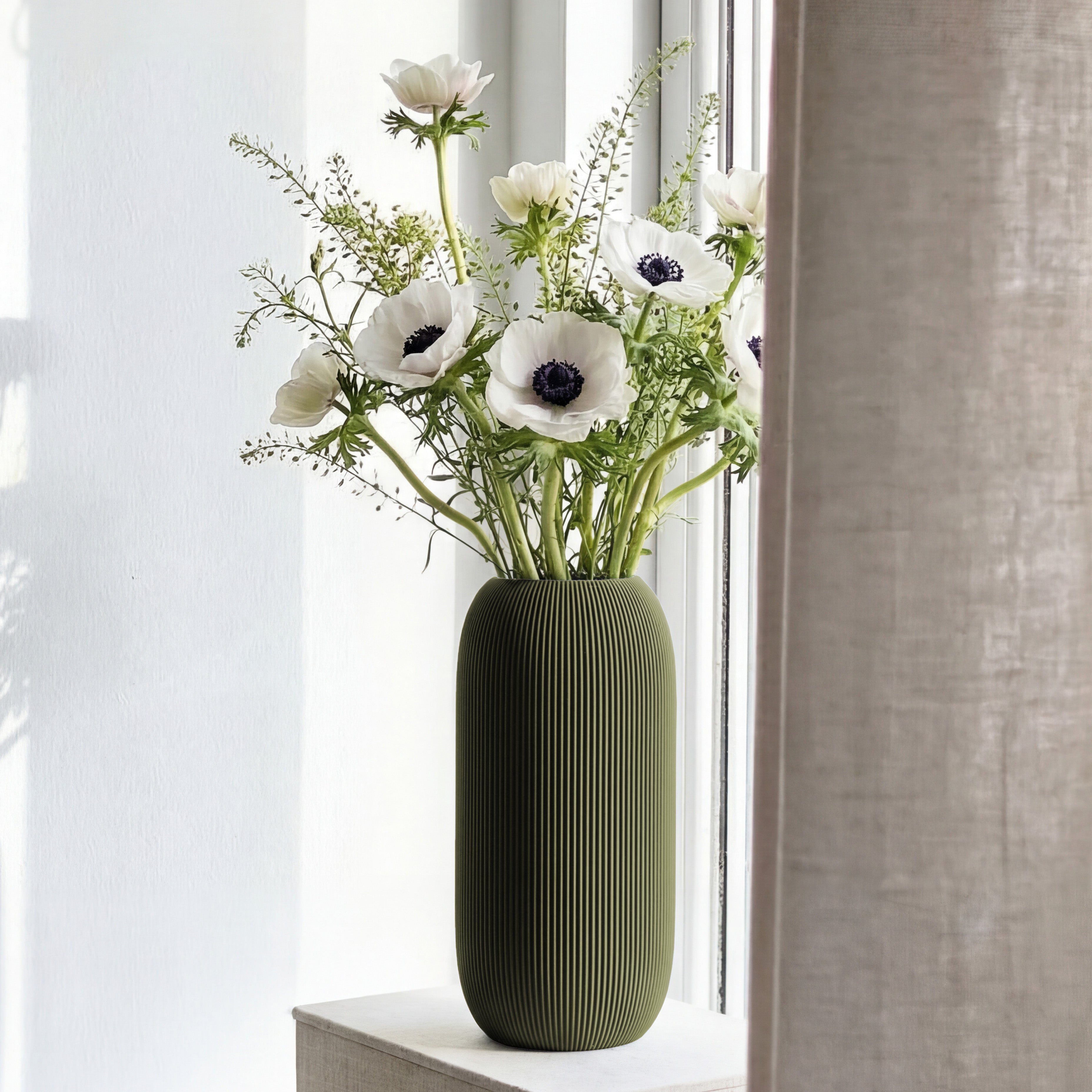 Geriffelte Vase Pille in Olivgrün mit weißen Anemonen auf einer Fensterbank #farbe_olivgrün