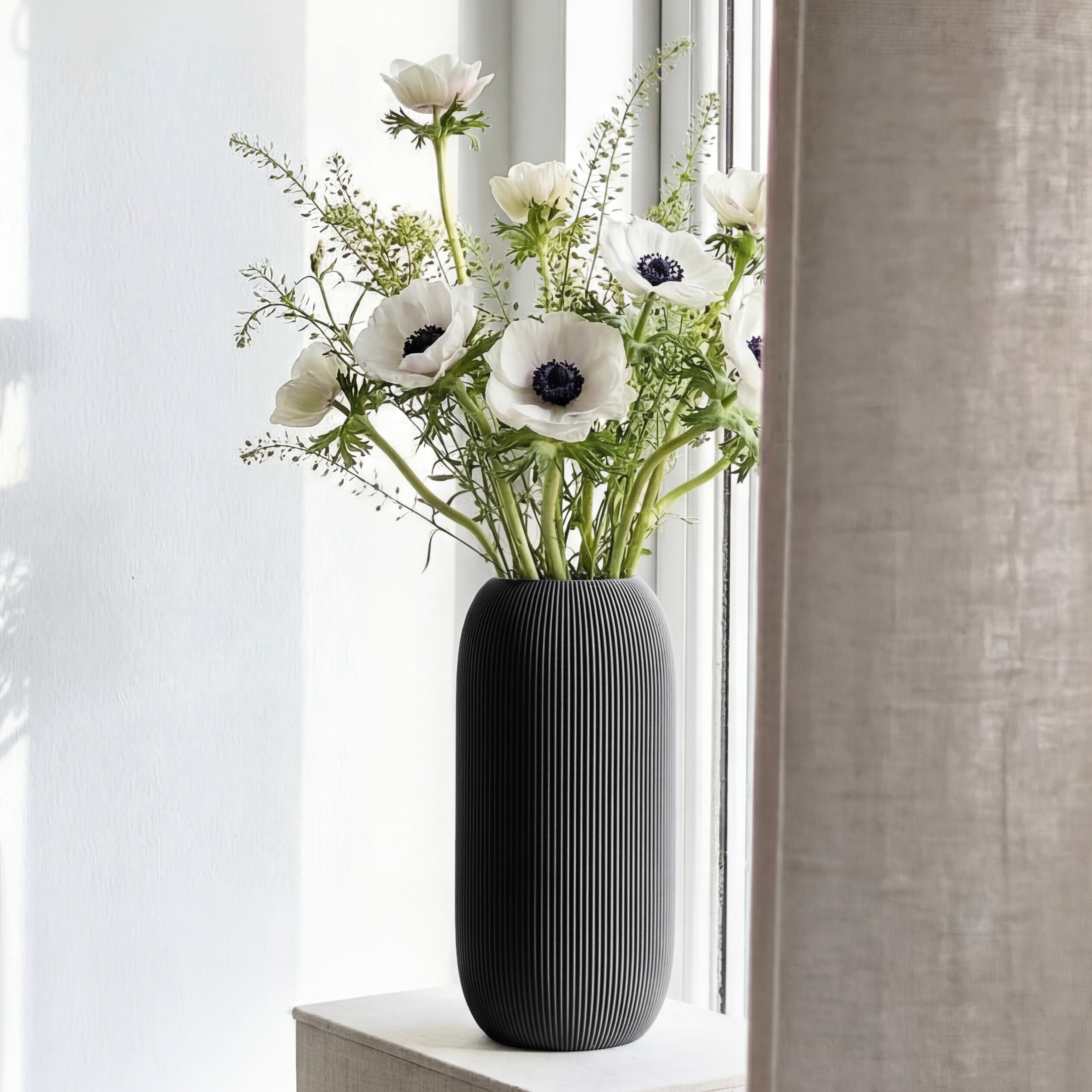 Geriffelte Vase Pille in schwarz mit weißen Anemonen auf einer Fensterbank #farbe_schwarz