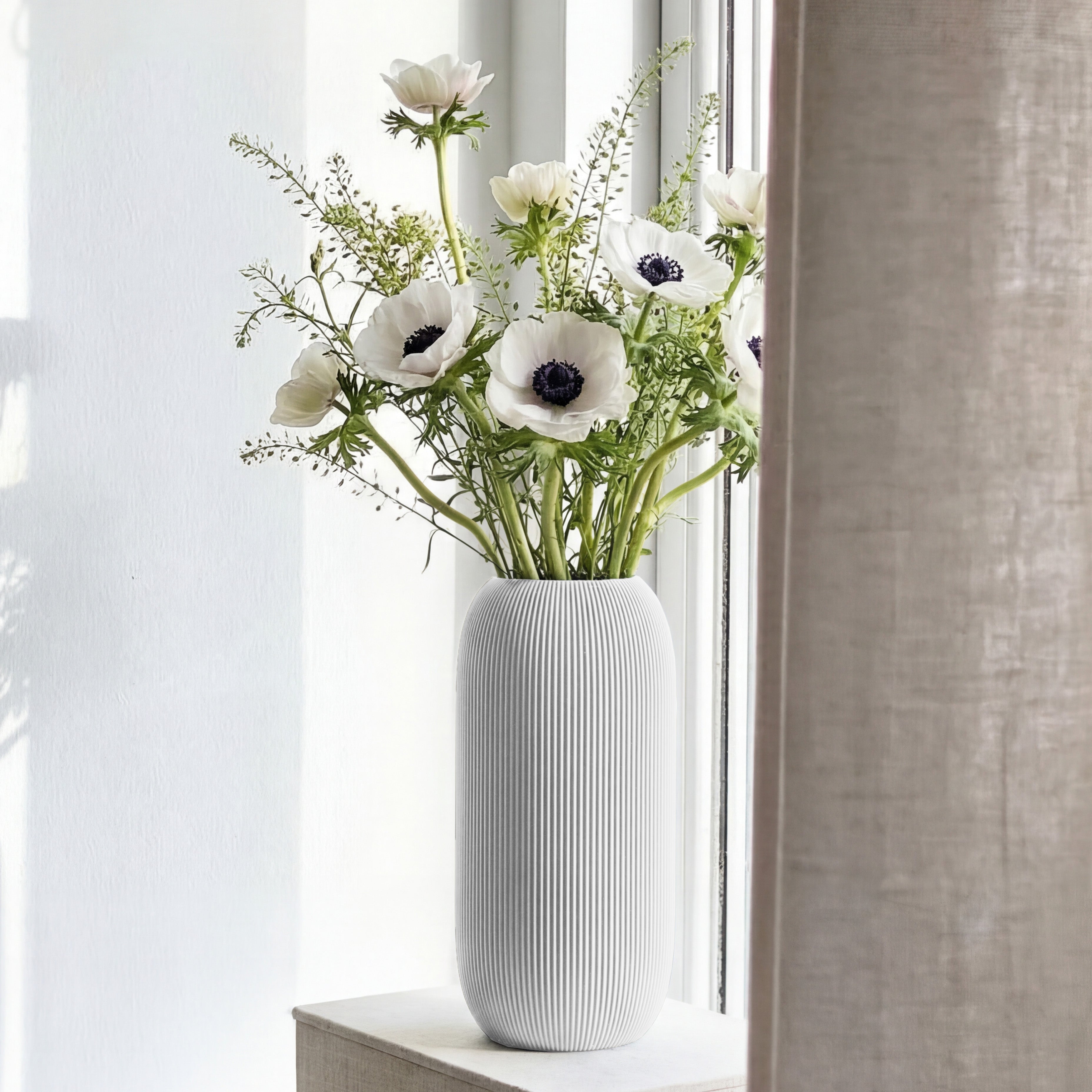 Geriffelte Vase Pille in weiß mit weißen Anemonen auf einer Fensterbank #farbe_weiss