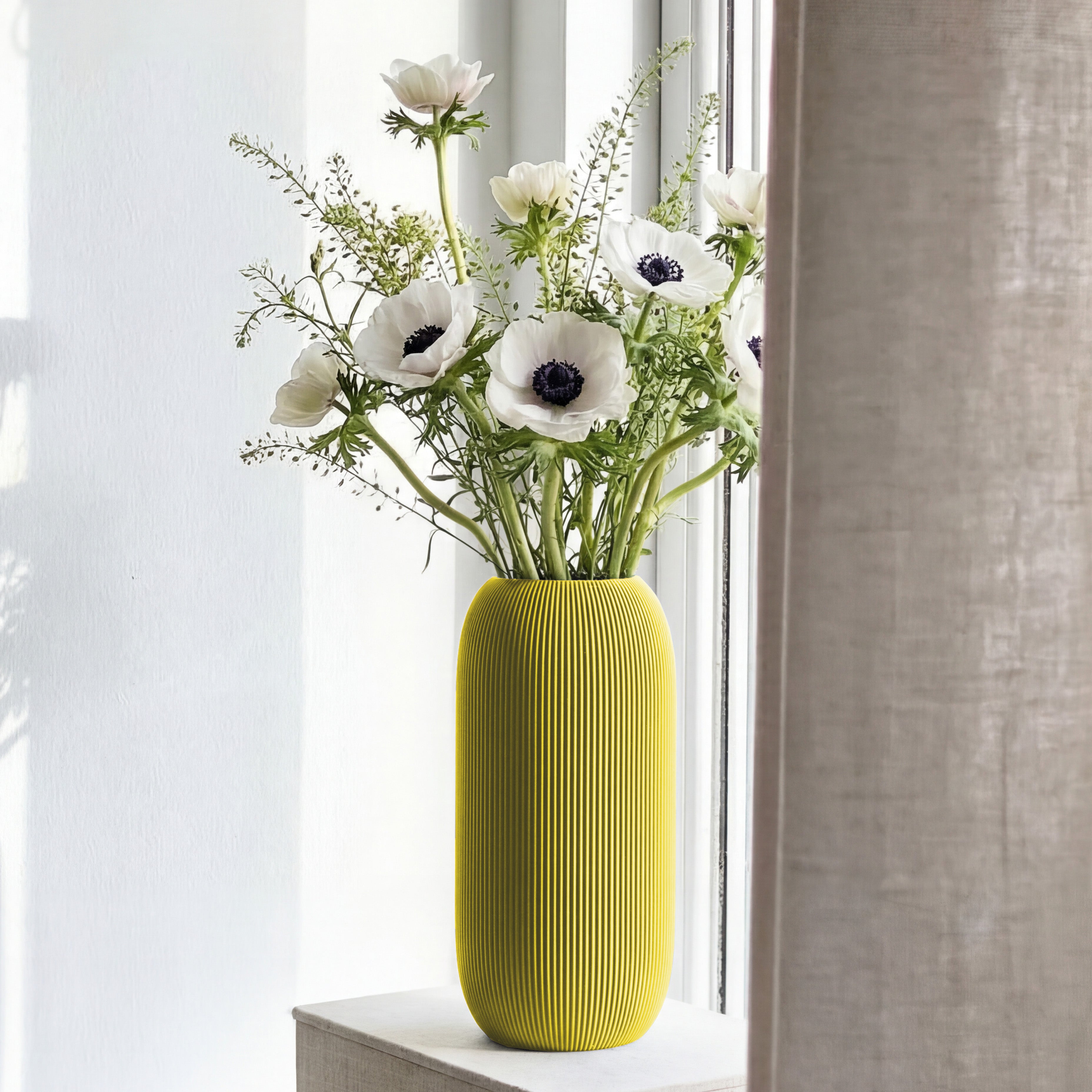 Geriffelte Vase Pille in gelb mit weißen Anemonen auf einer Fensterbank #farbe_gelb