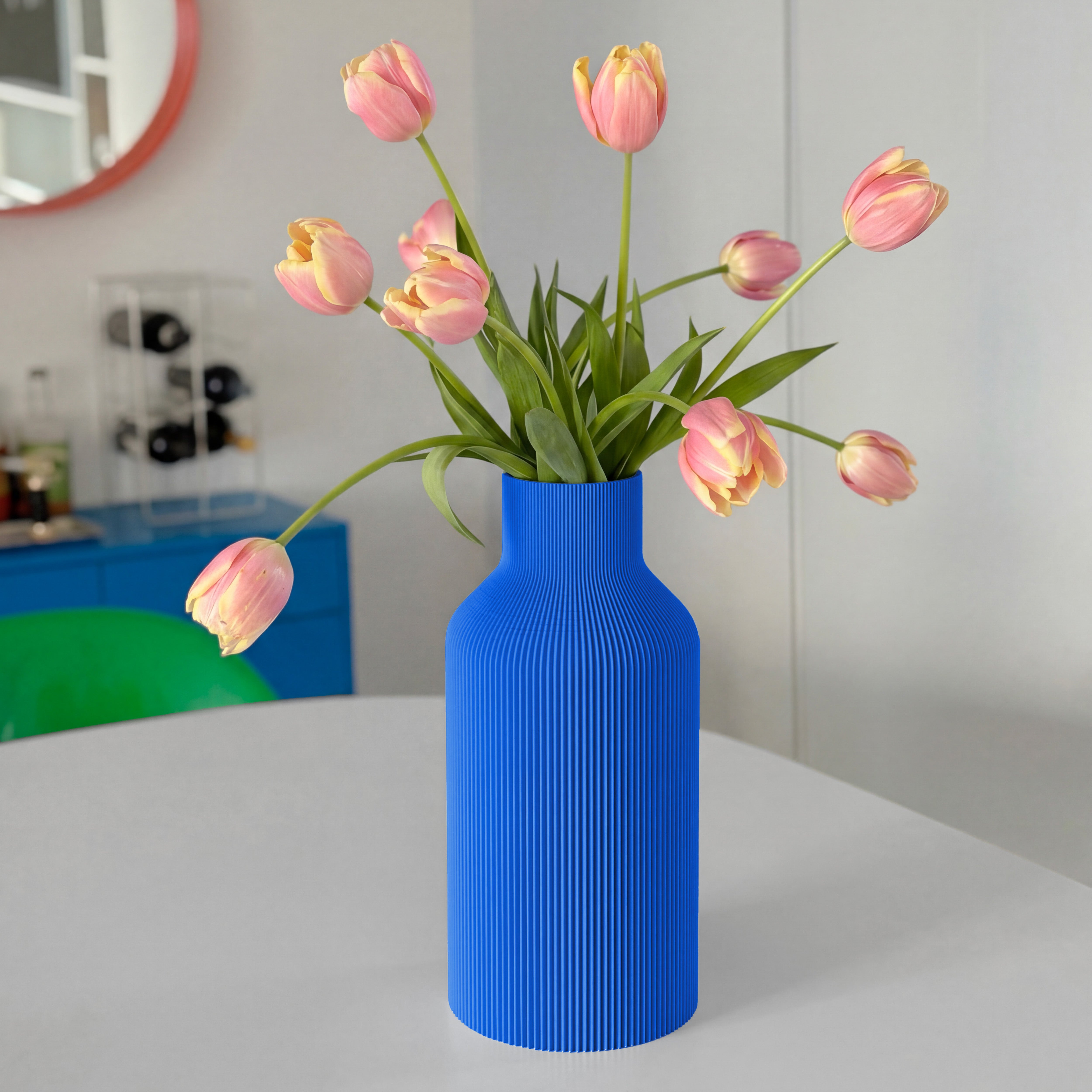 Vase FLASCHE in Blau aus dem 3D Druck mit rosa Tulpen auf rundem Tisch #farbe_blau