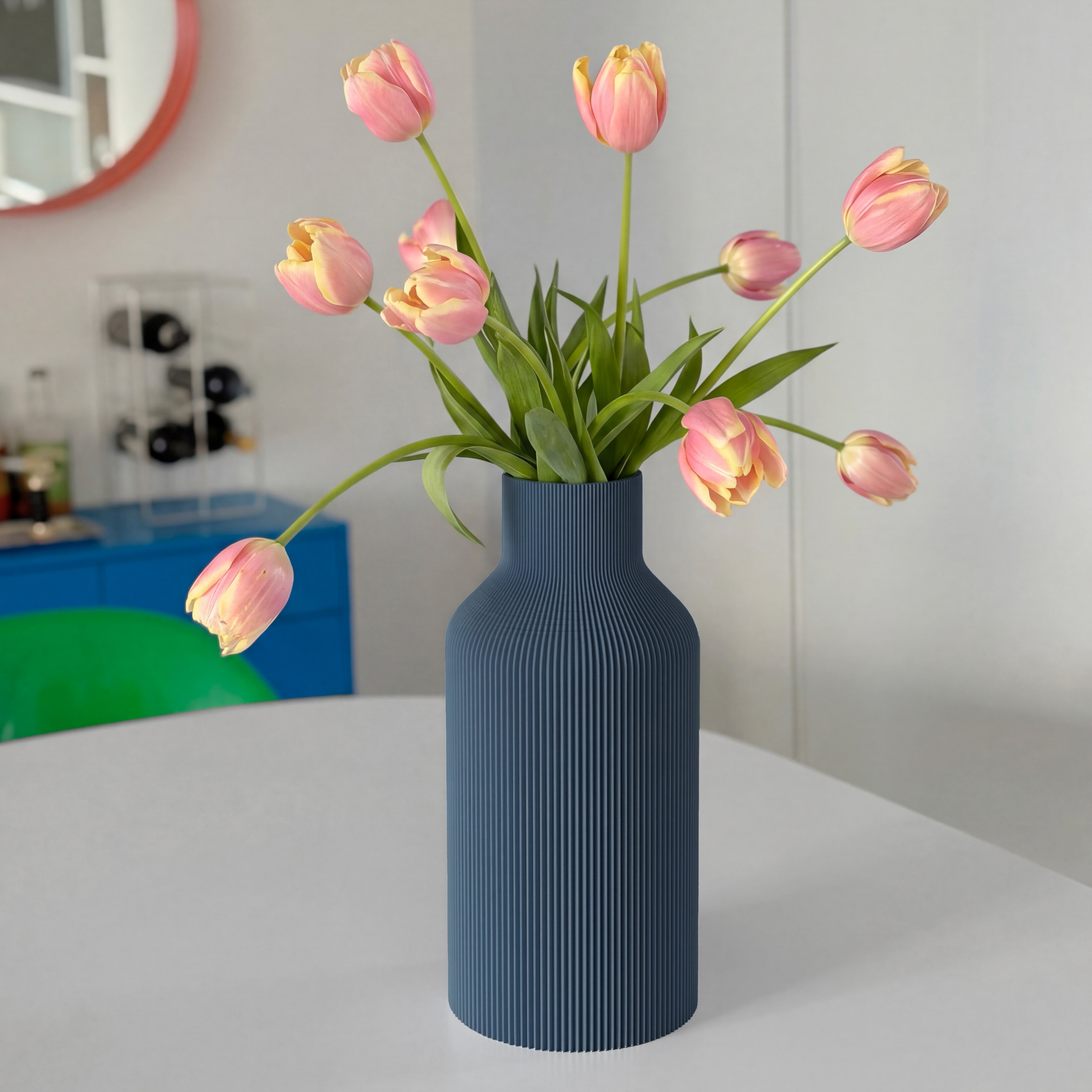 Vase FLASCHE in navyblau aus dem 3D Druck mit rosa Tulpen auf rundem Tisch #farbe_navyblau