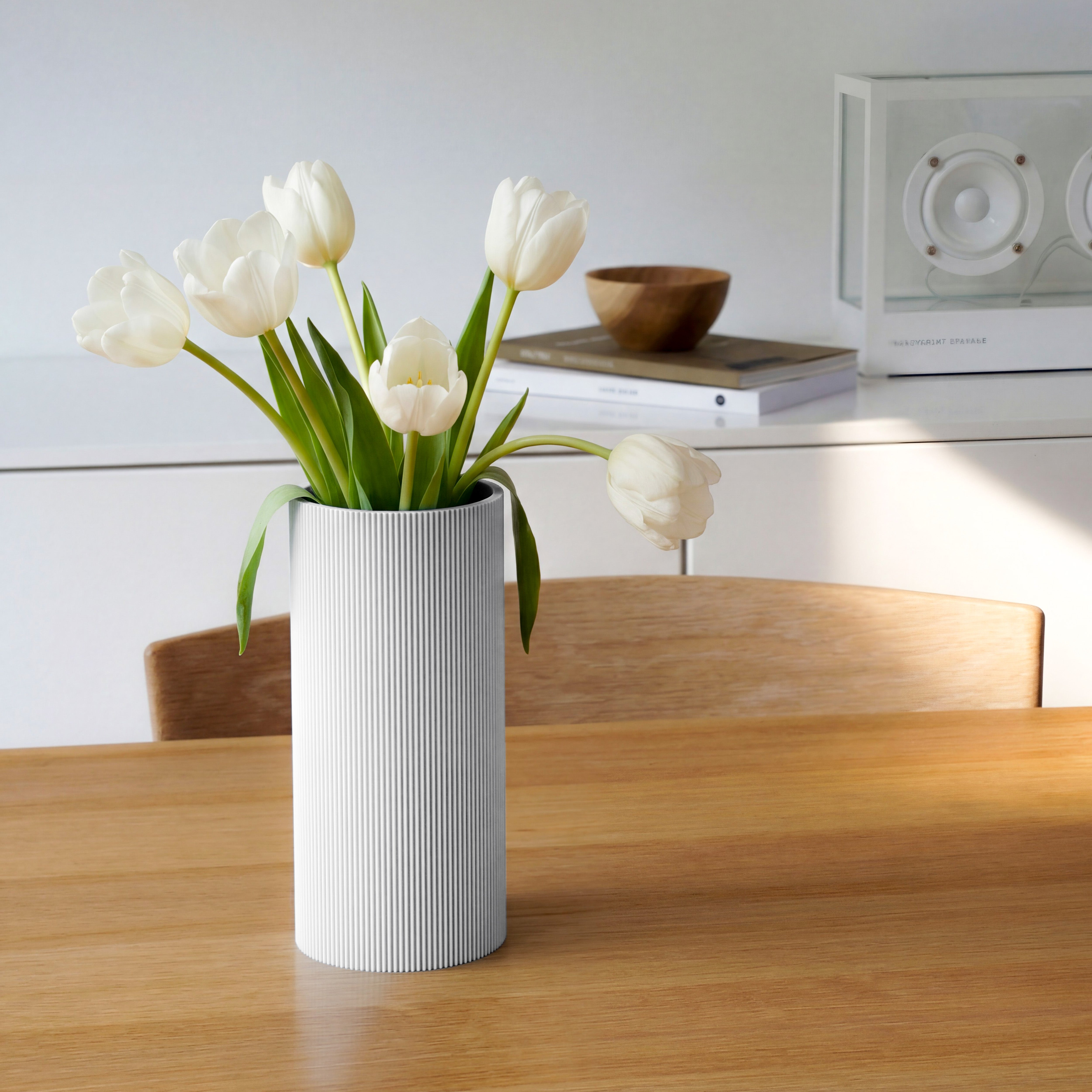 Vase Gerade in weiß aus dem 3D Druck mit weißen Tulpen auf einem Holztisch #farbe_weiss