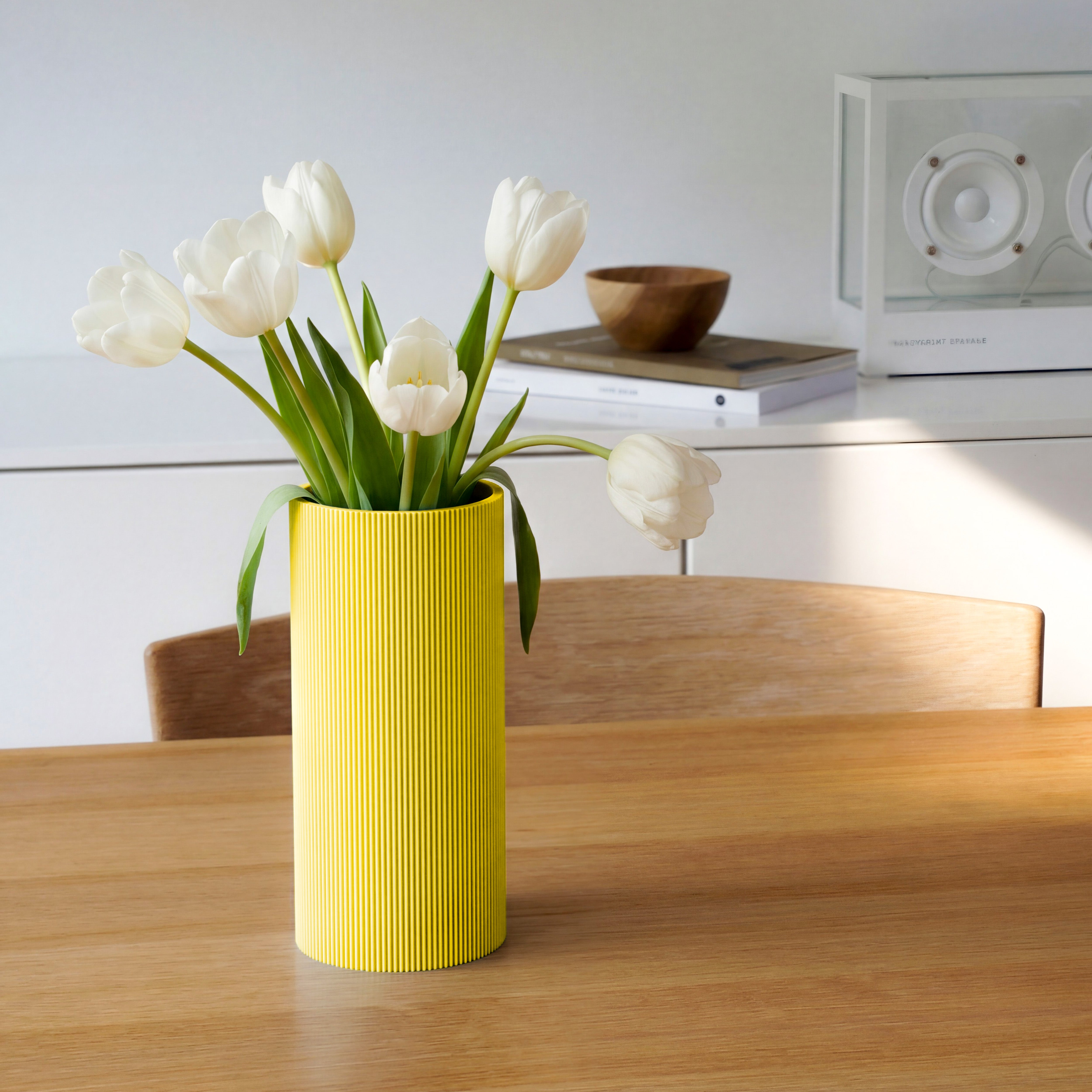 Vase Gerade in gelb aus dem 3D Druck mit weißen Tulpen auf einem Holztisch #farbe_gelb
