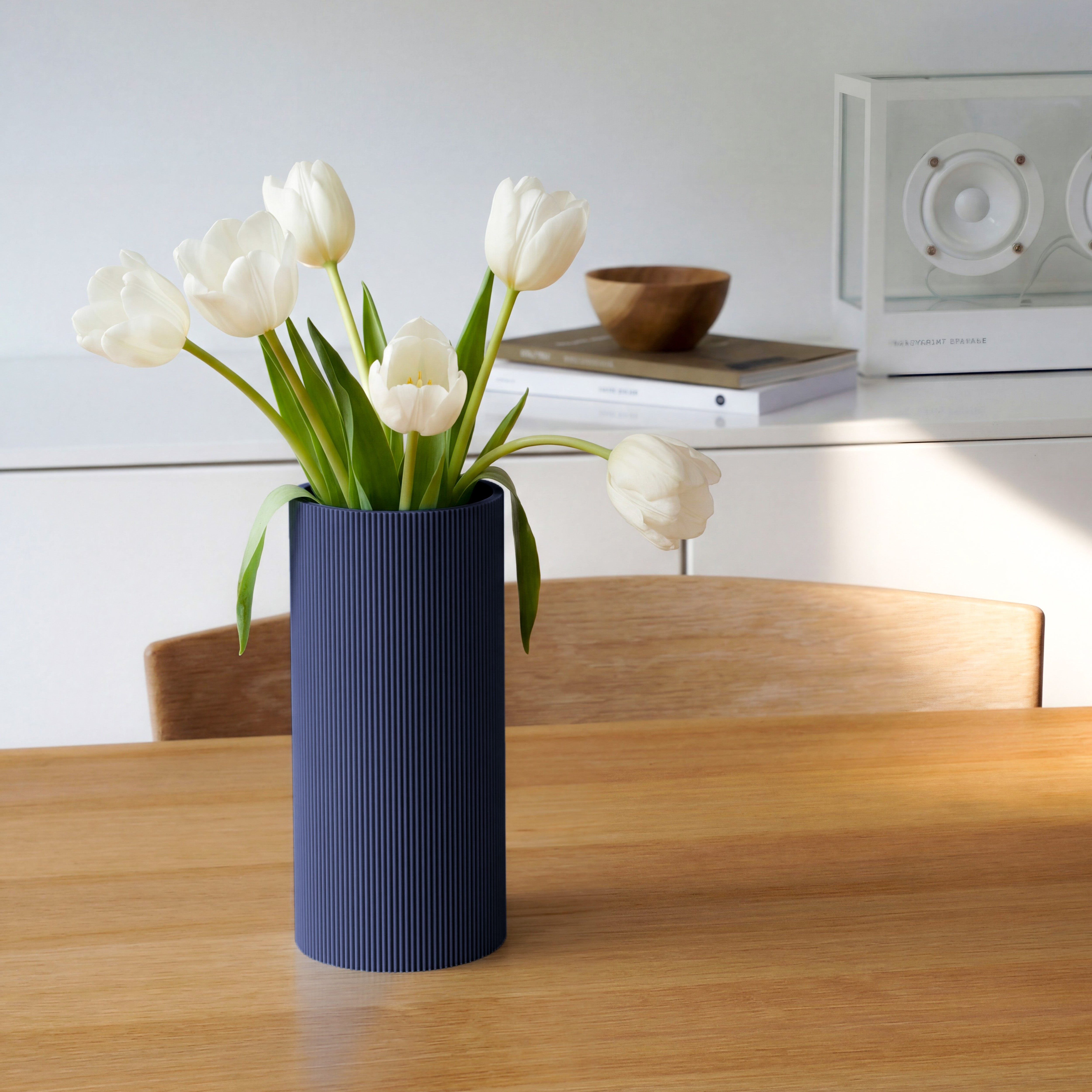 Vase Gerade in navyblau aus dem 3D Druck mit weißen Tulpen auf einem Holztisch #farbe_navyblau