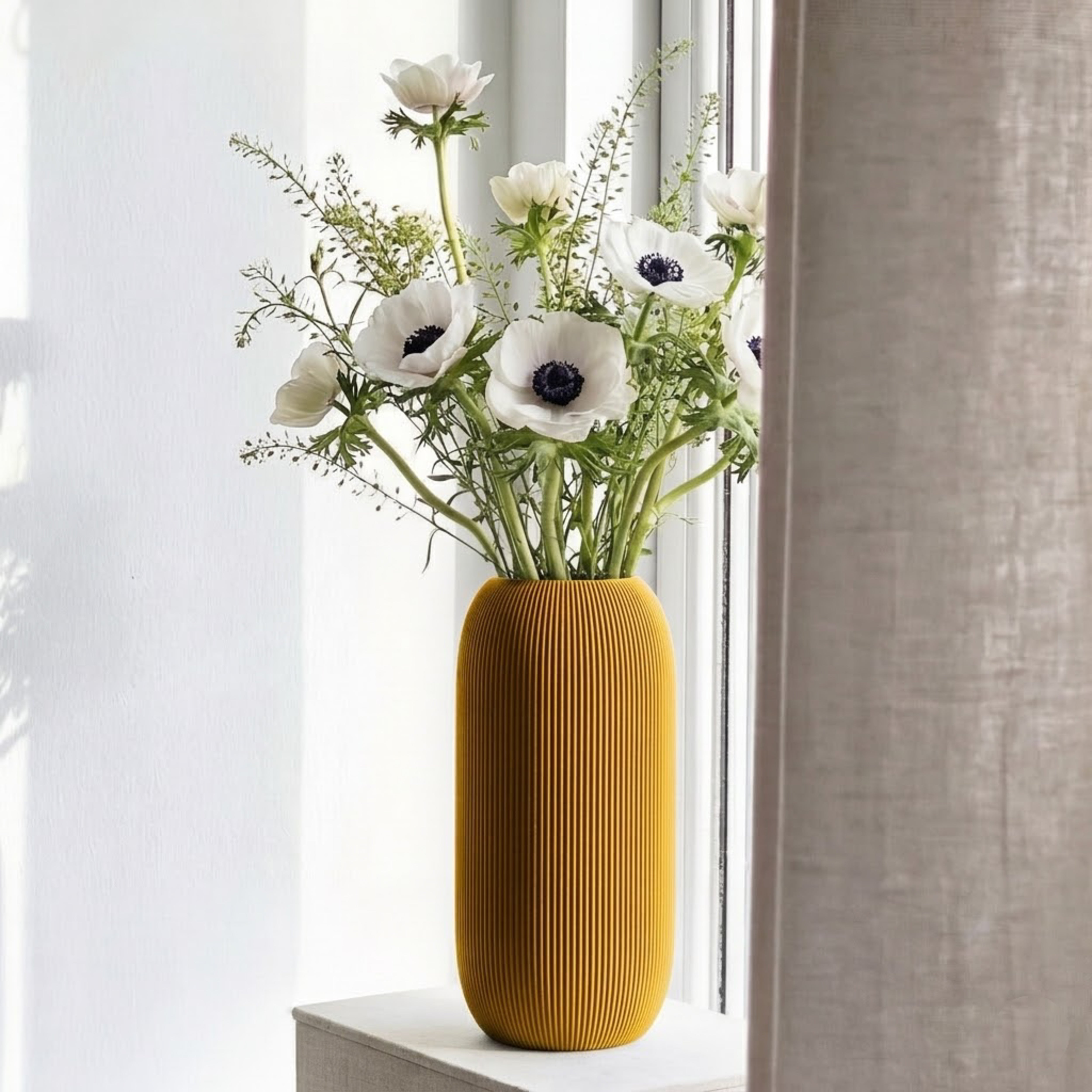 Geriffelte Vase Pille in senfgelb mit weißen Anemonen auf einer Fensterbank #farbe_senfgelb