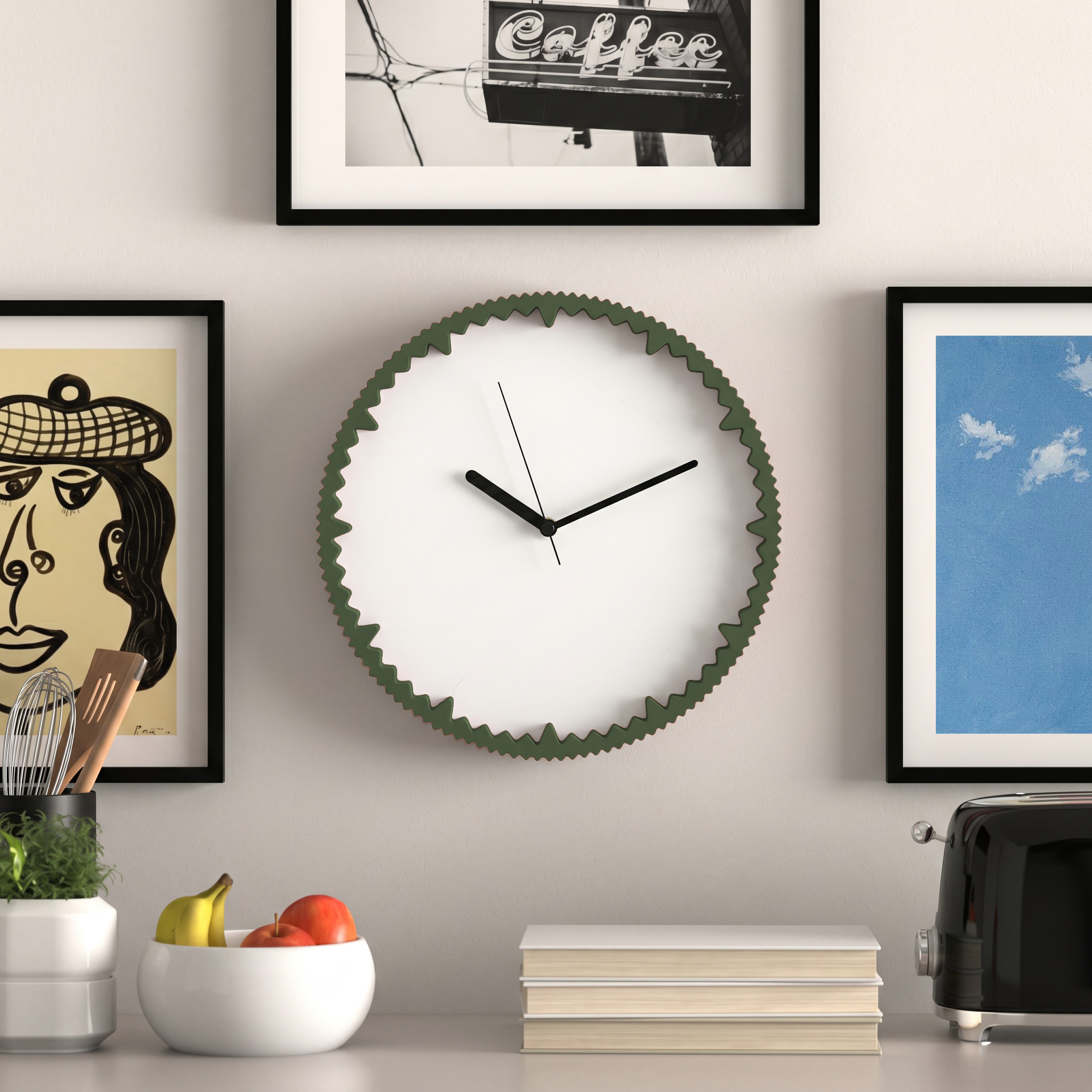 Moderne Wanduhr olivgrün mit gezacktem Rand aus dem 3D Druck an Küchenwand mit Bilderrahmen #farbe_olivgrün